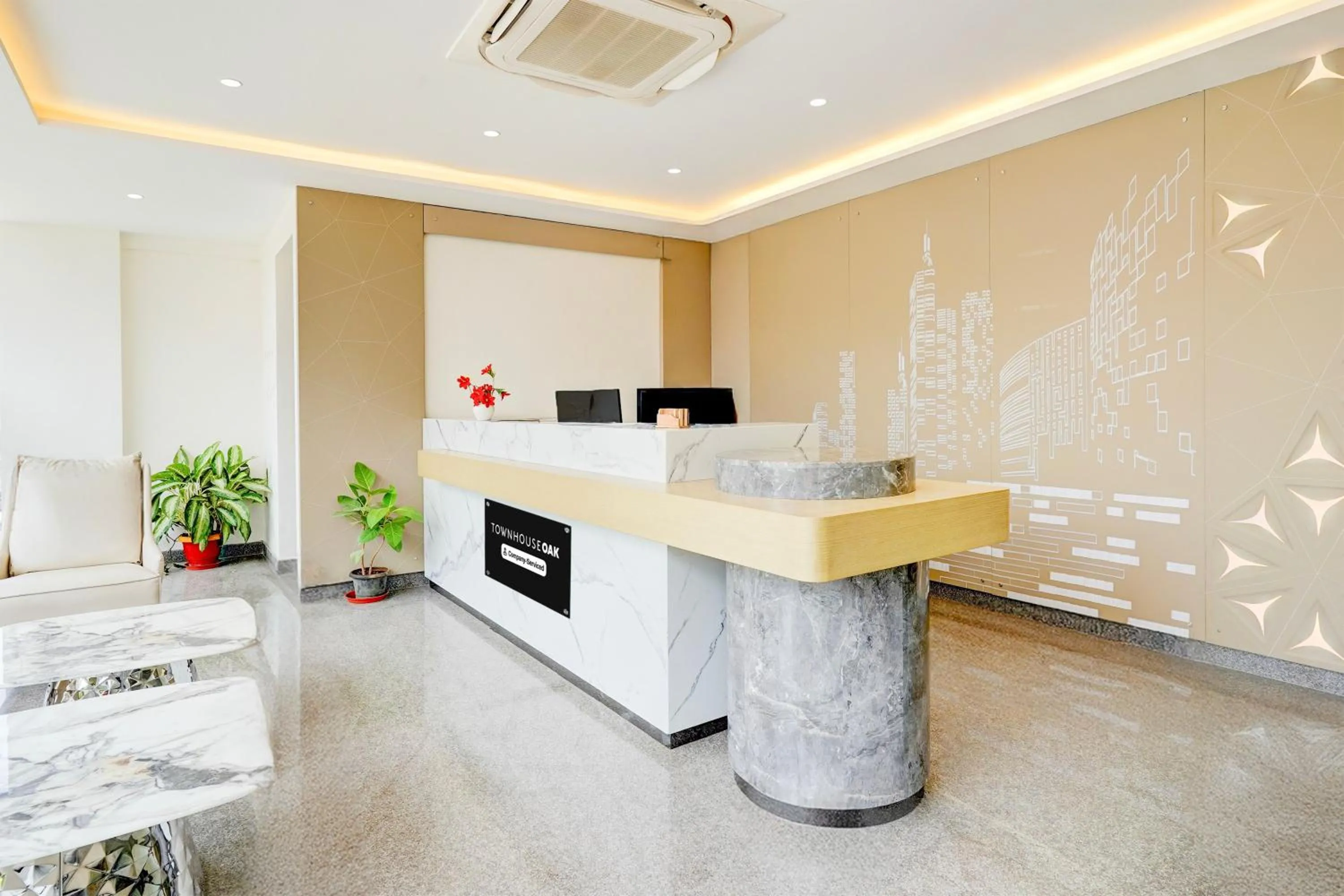 Lobby or reception in Super Townhouse Oak AECS Layout Brookfield