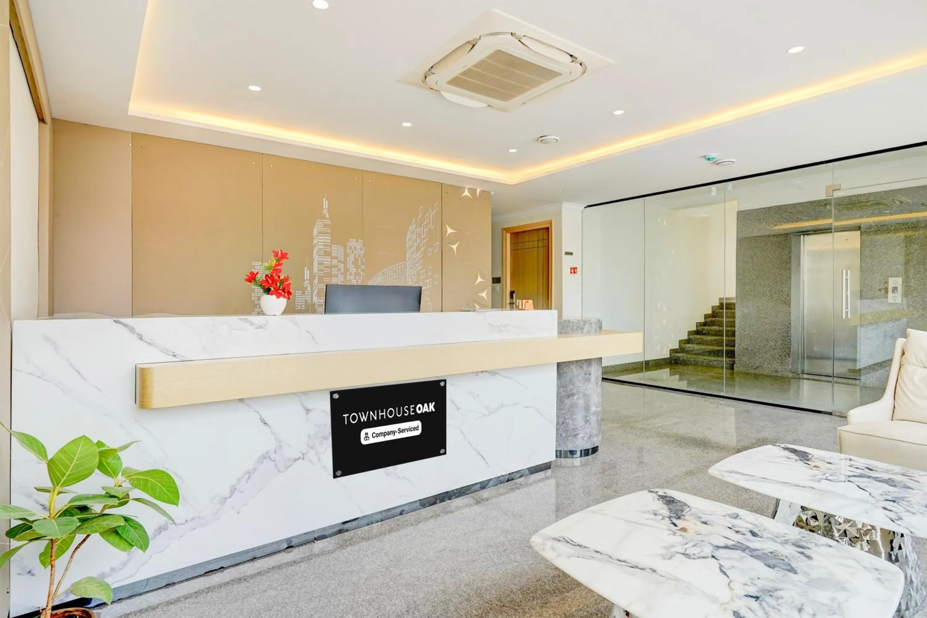 Lobby or reception in Super Townhouse Oak AECS Layout Brookfield