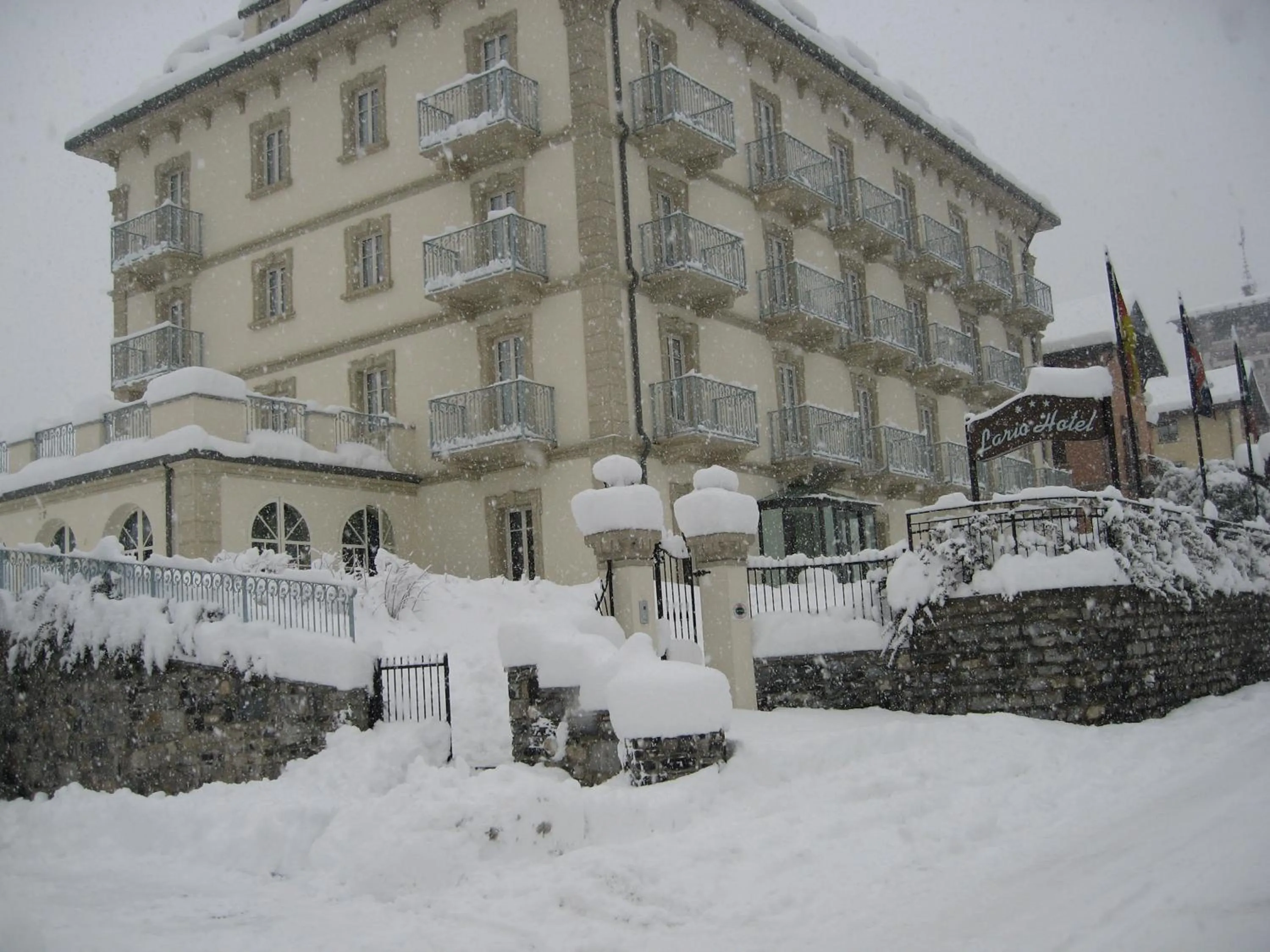 Facade/entrance in Hotel Lario