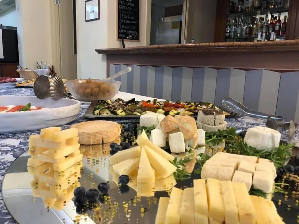 Restaurant/places to eat in Hotel Lario