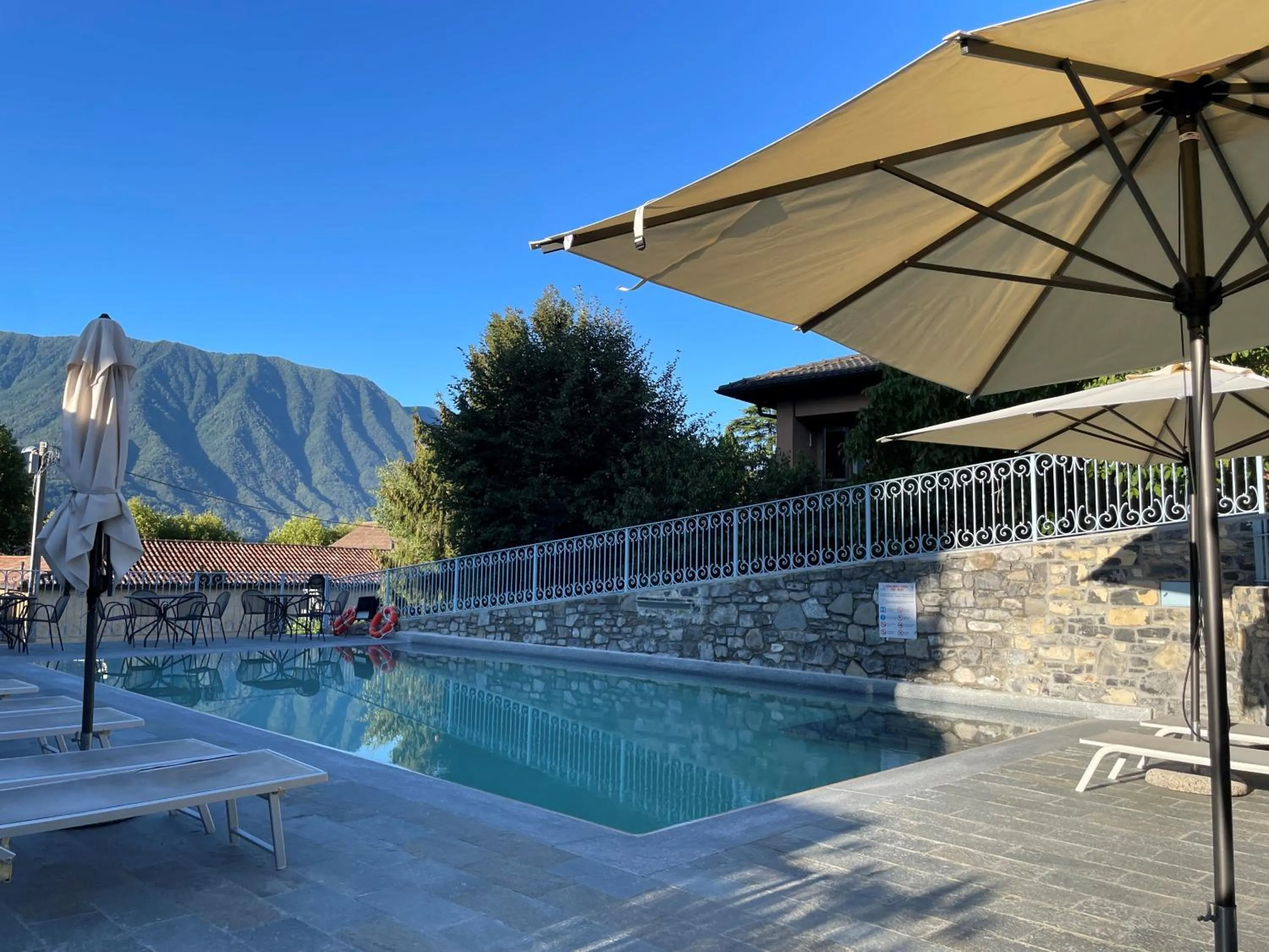Swimming pool in Hotel Lario