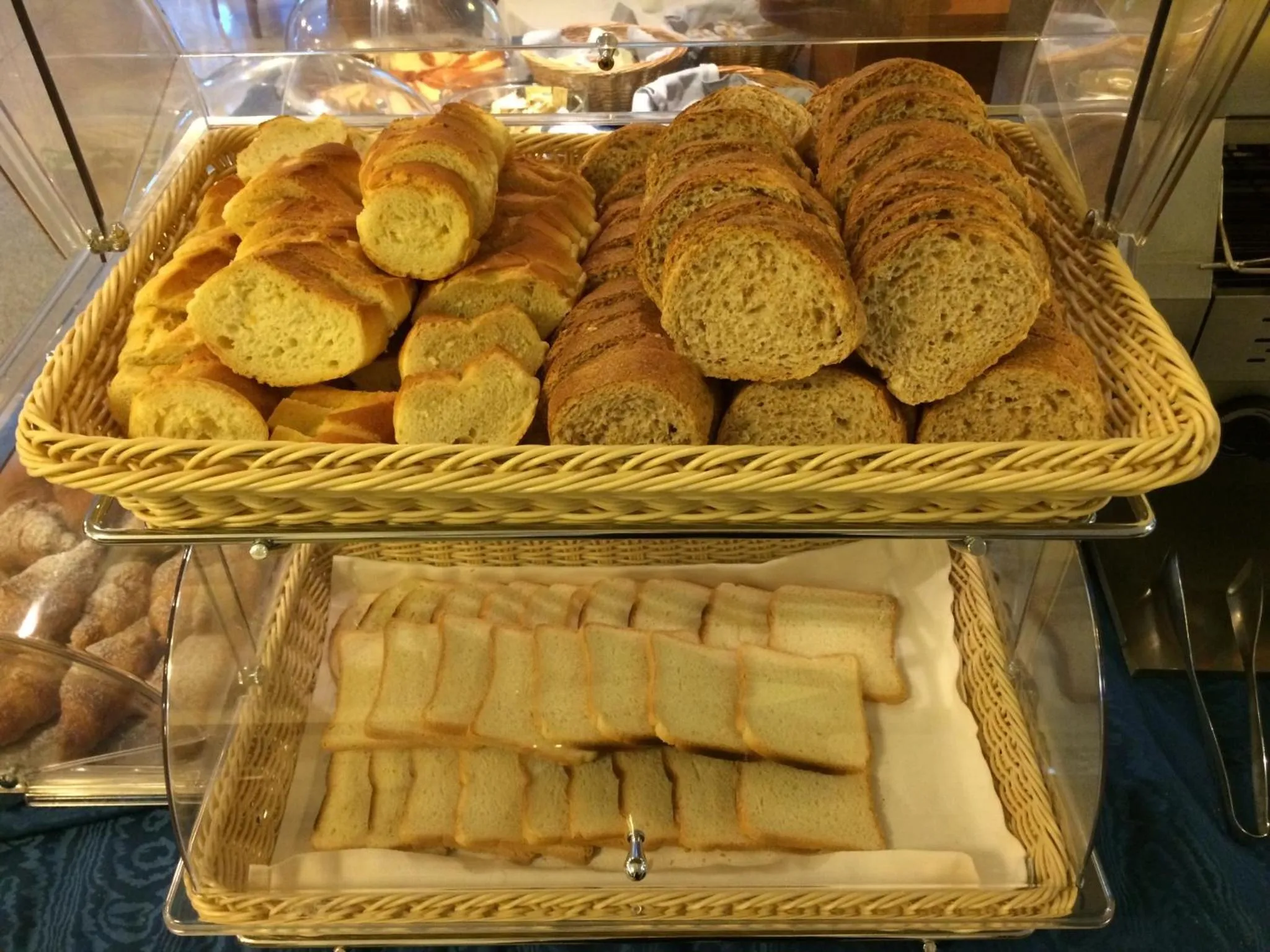 Restaurant/places to eat in Hotel Lario