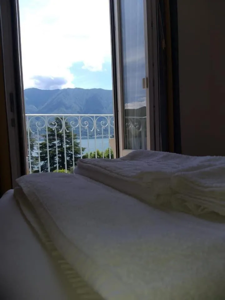 Property building, Bed in Hotel Lario