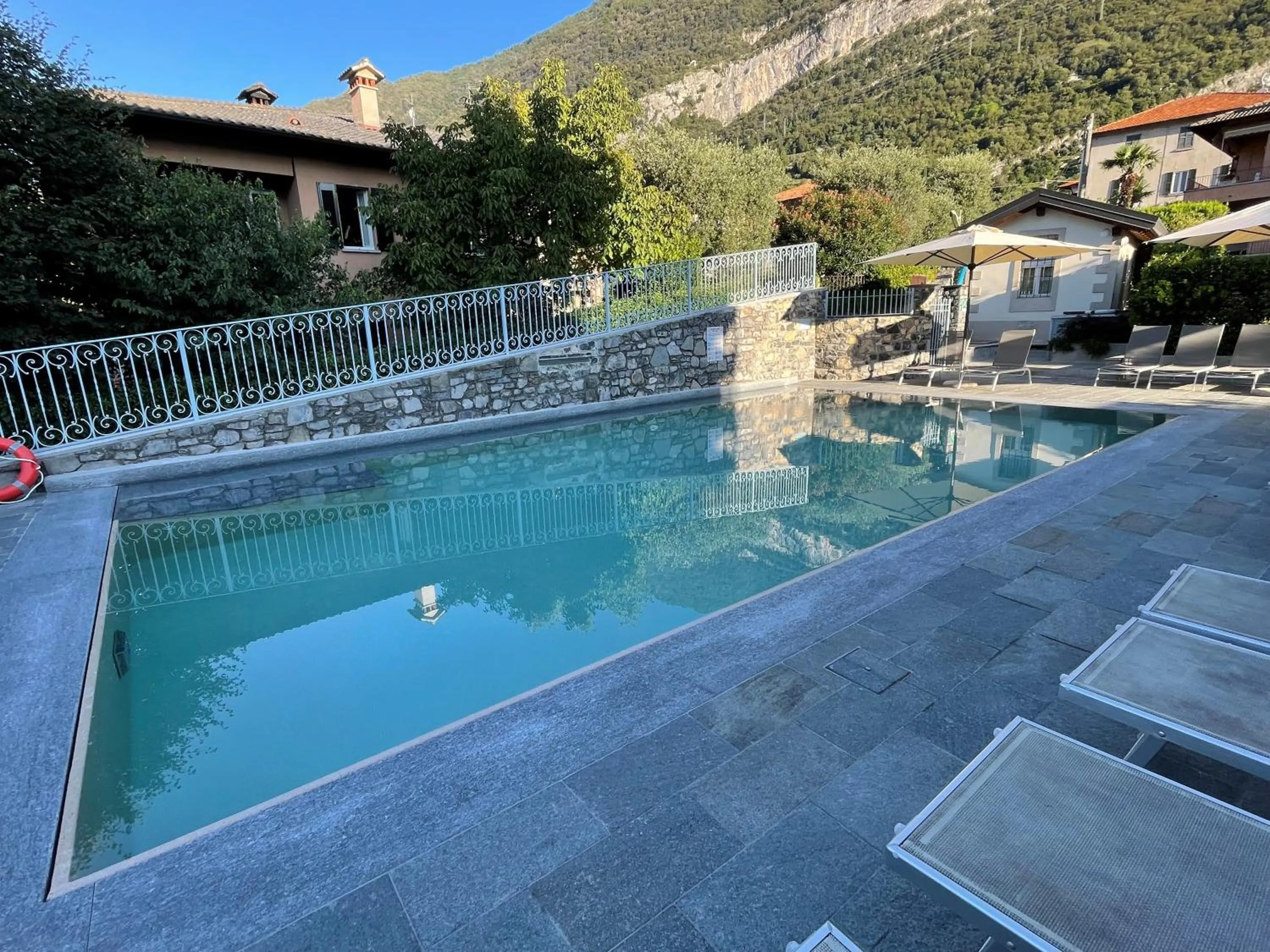 Swimming pool in Hotel Lario
