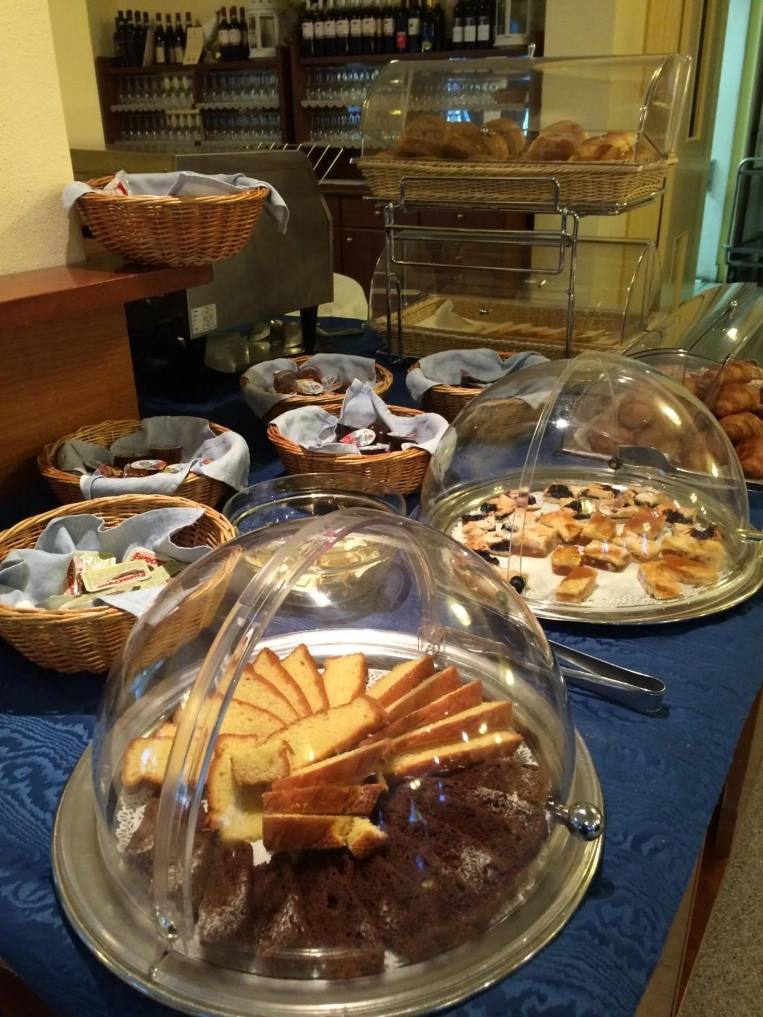 Restaurant/places to eat in Hotel Lario