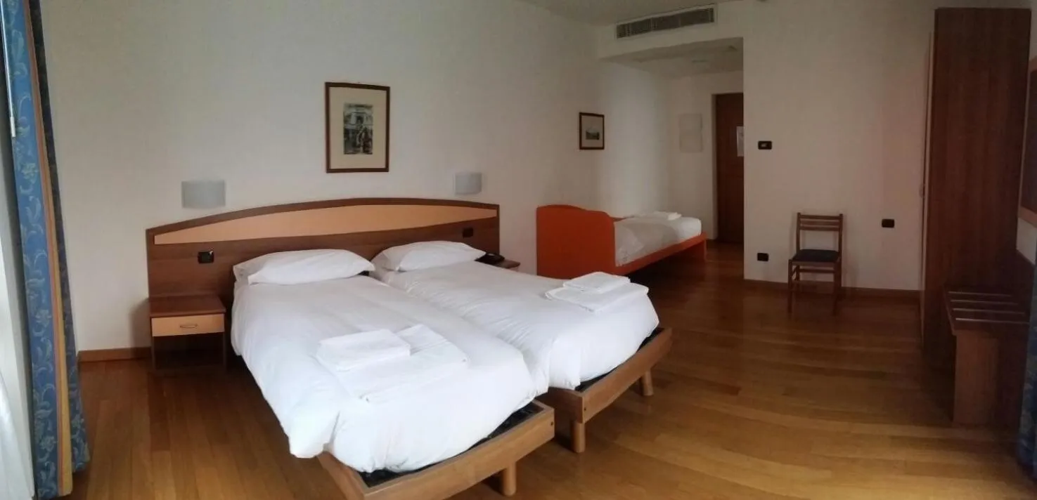 Photo of the whole room, Bed in Hotel Lario