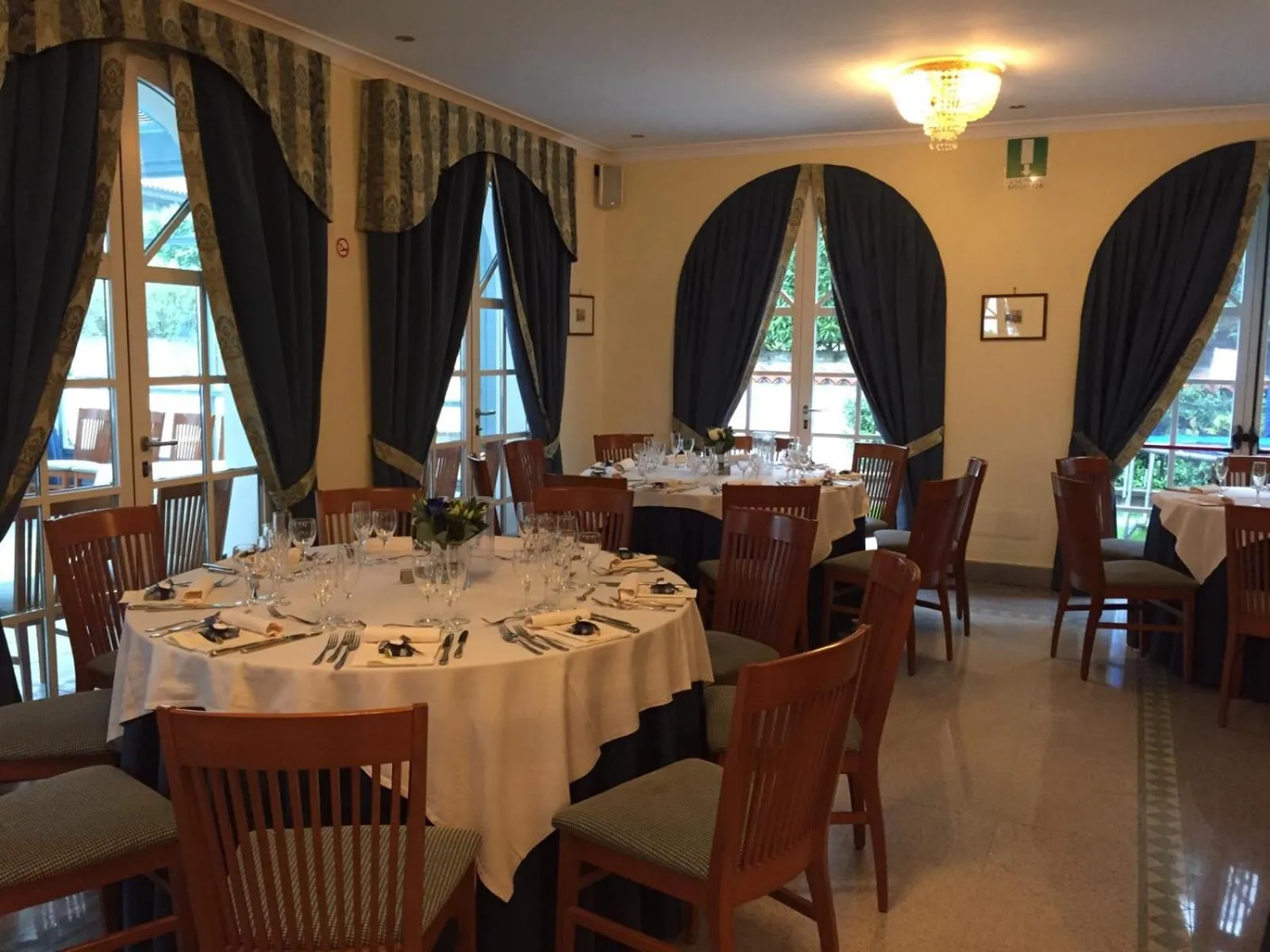 Restaurant/places to eat in Hotel Lario