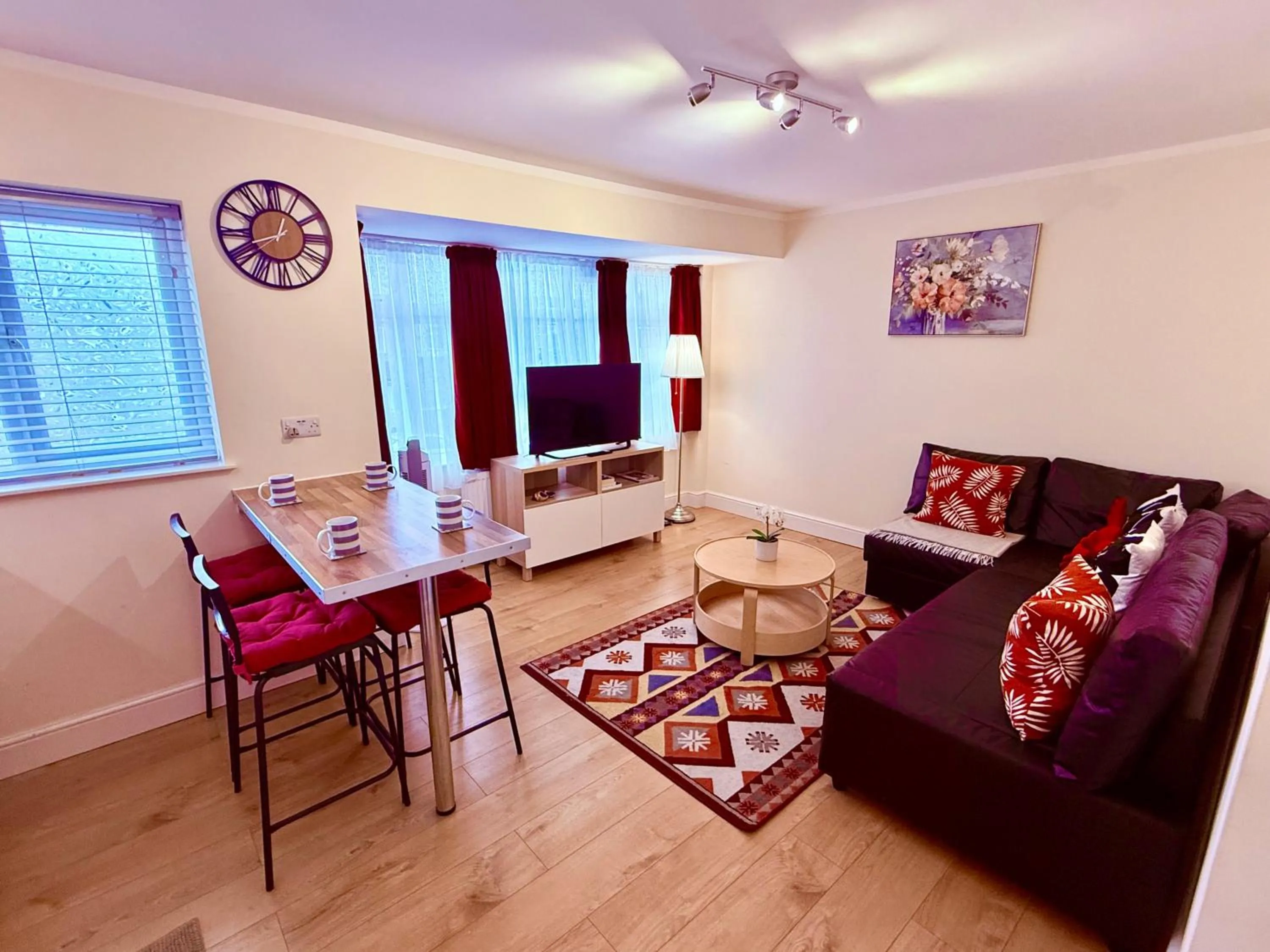 1 Bed Apartment - Sleeps 4 - Pets - Free Parking