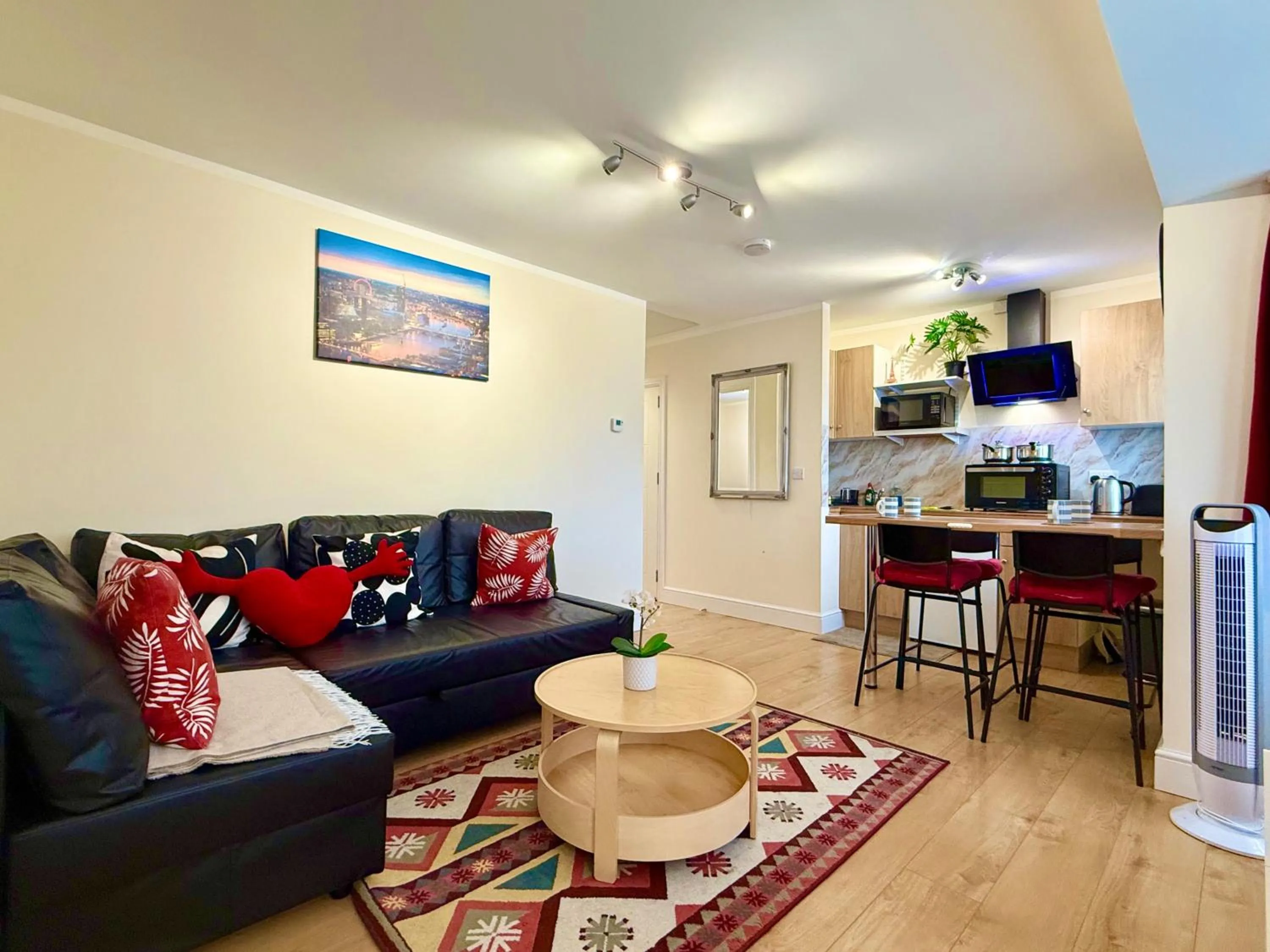 1 Bed Apartment - Sleeps 4 - Pets - Free Parking