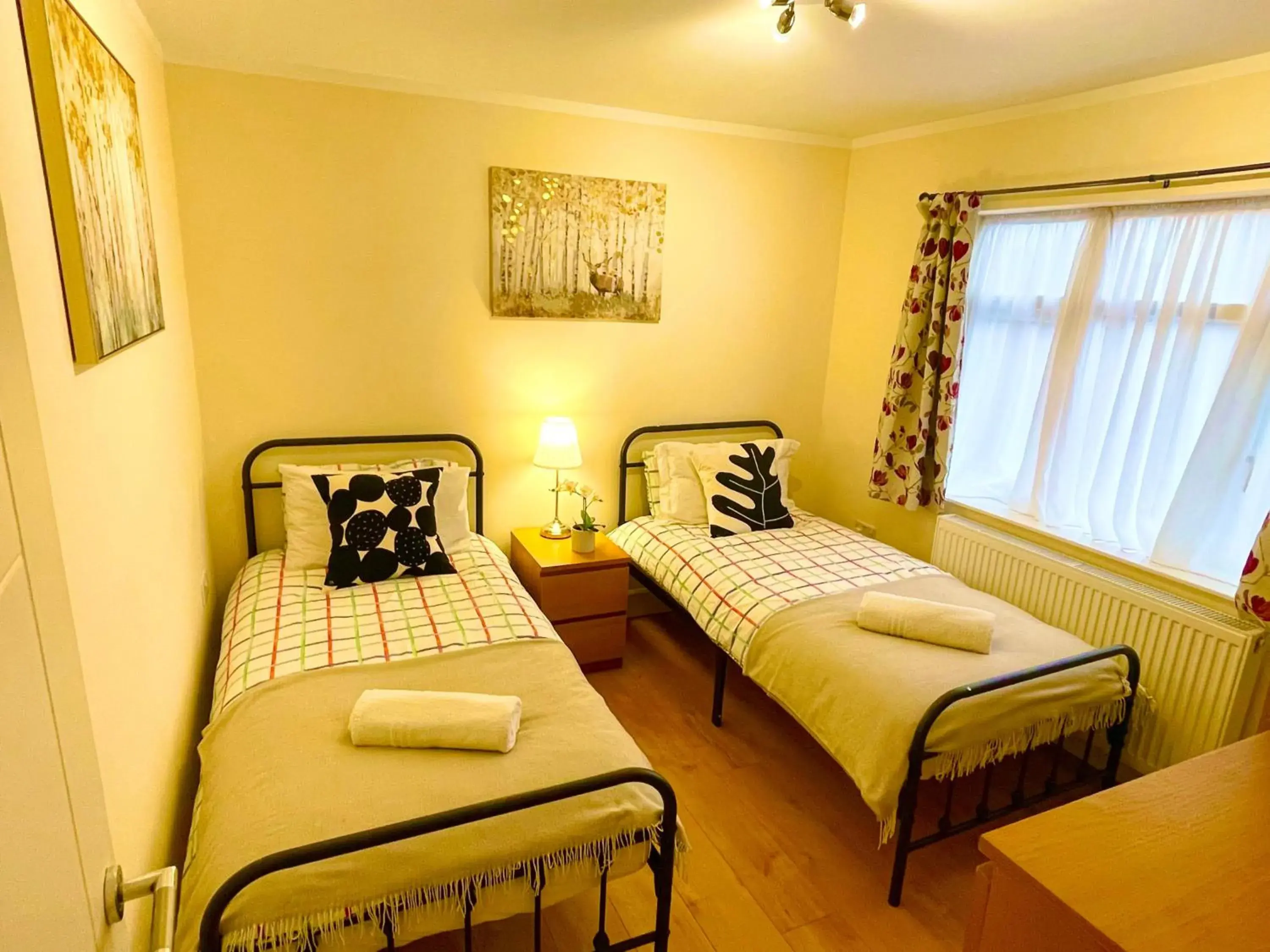1 Bed Apartment - Sleeps 4 - Pets - Free Parking 1 Bed Apartment - Sleeps 4 - Pets - Free Parking