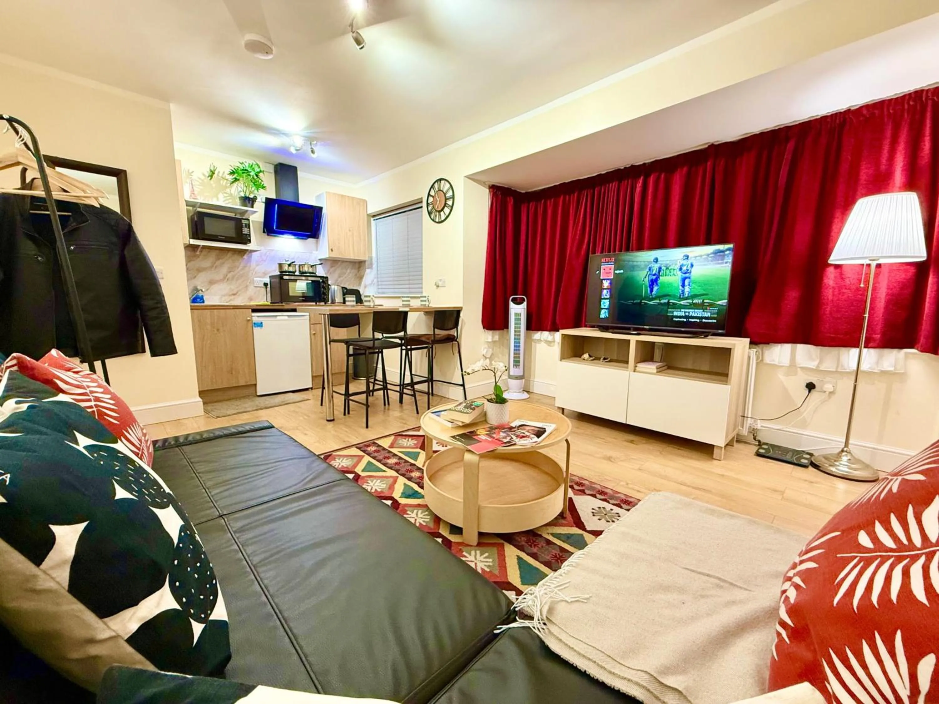 1 Bed Apartment - Sleeps 4 - Pets - Free Parking