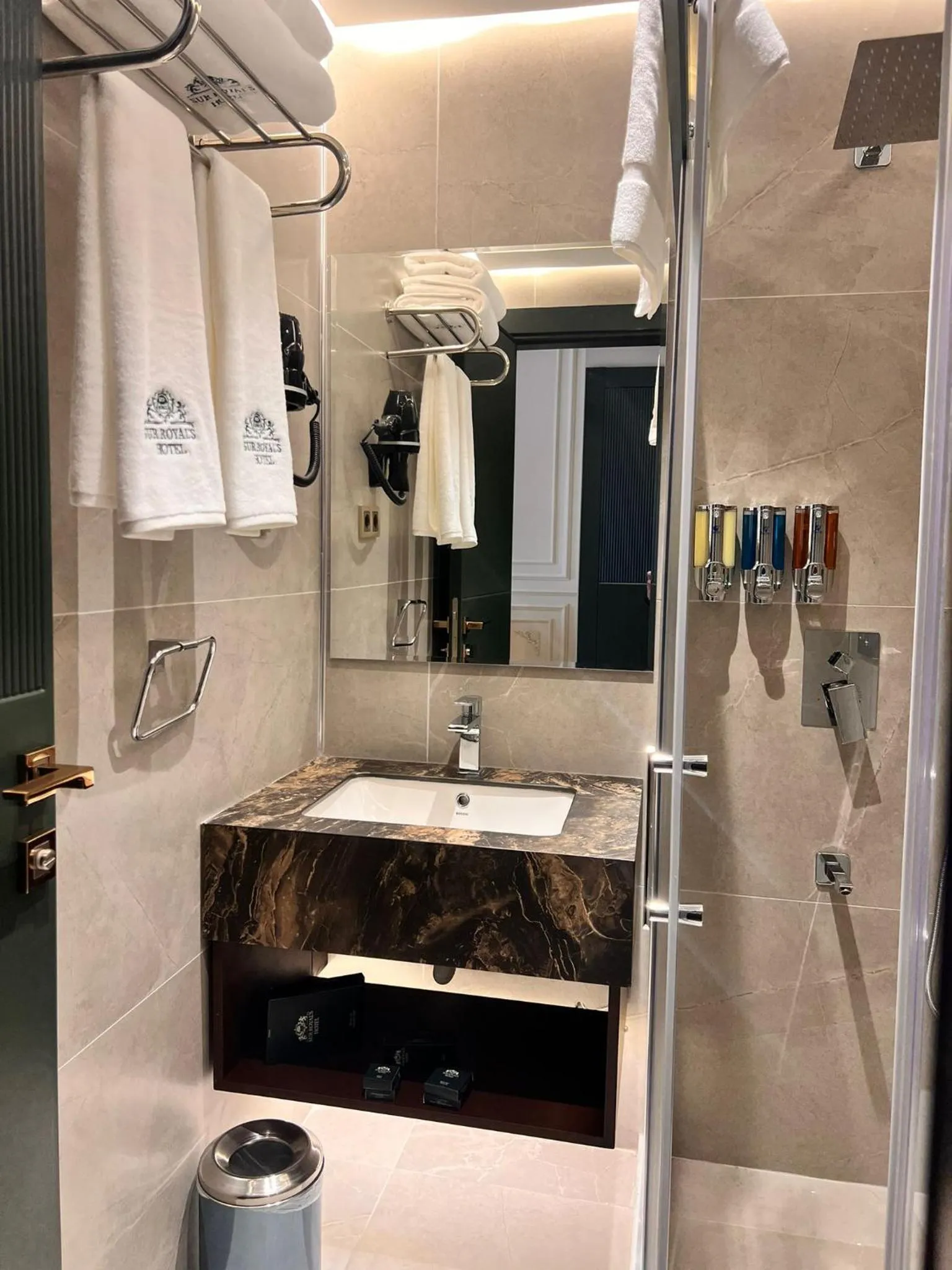 Toilet in Sur Royal's Hotel