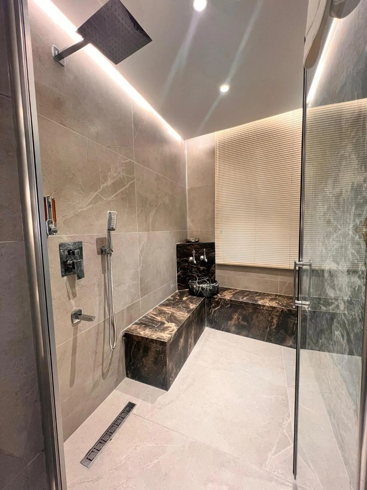 Bathroom in Sur Royal's Hotel