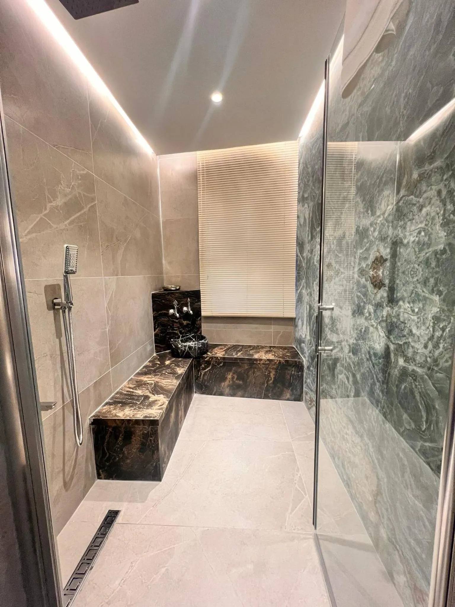 Bathroom in Sur Royal's Hotel