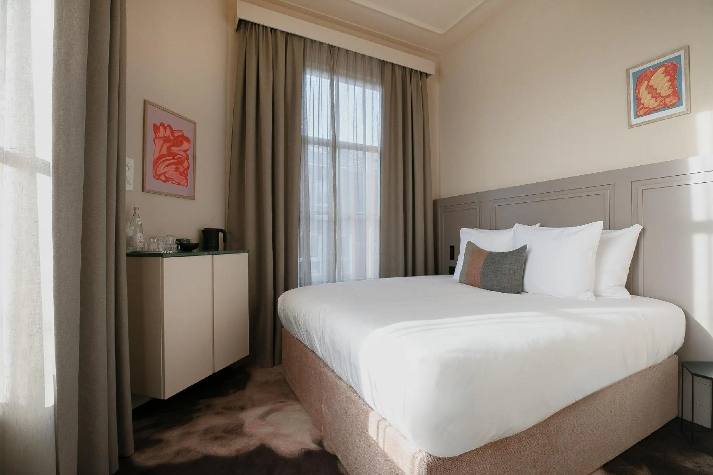 Bedroom, Bed in Metzlr House