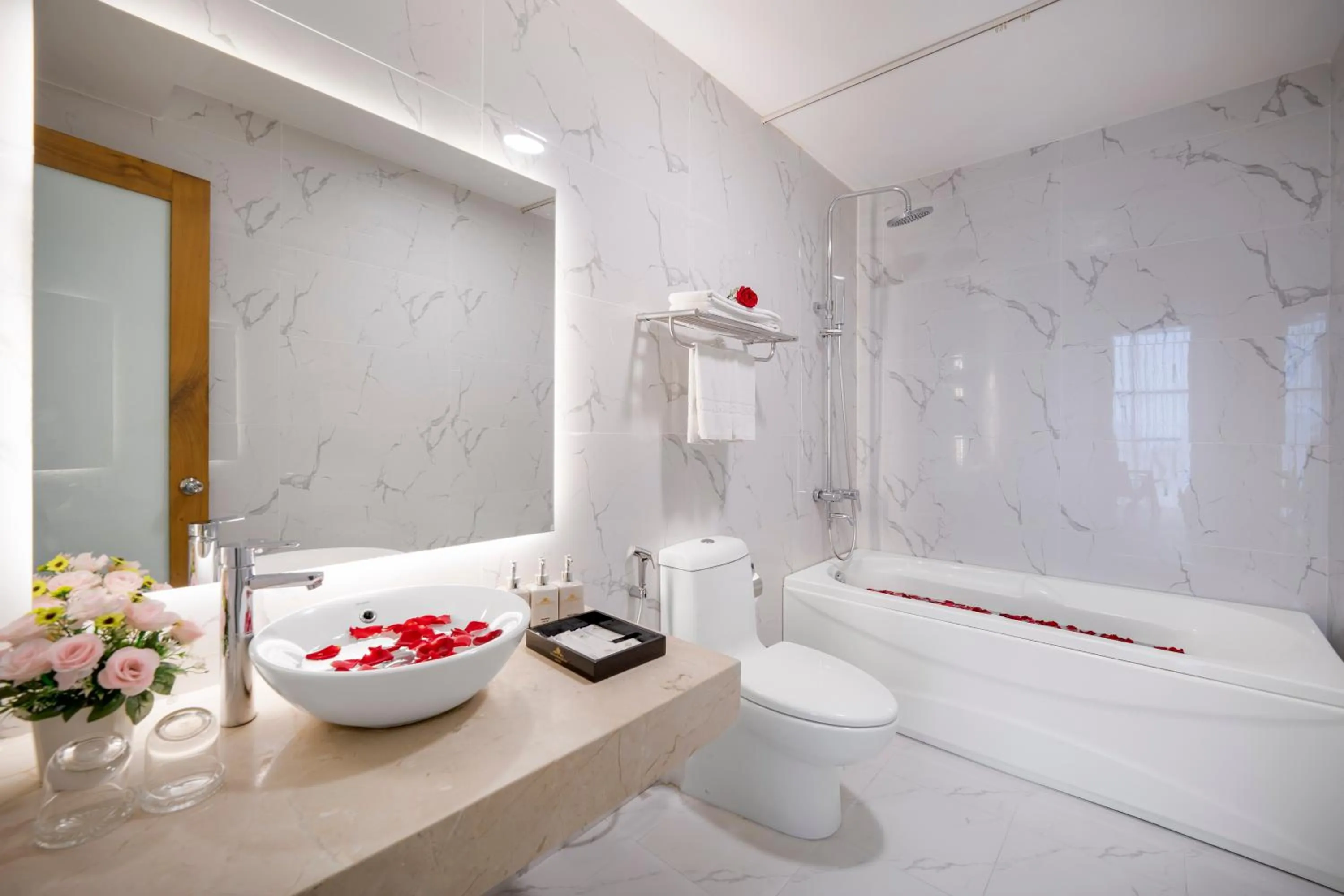 Shower in KOVA Diamond Hotel Da Nang