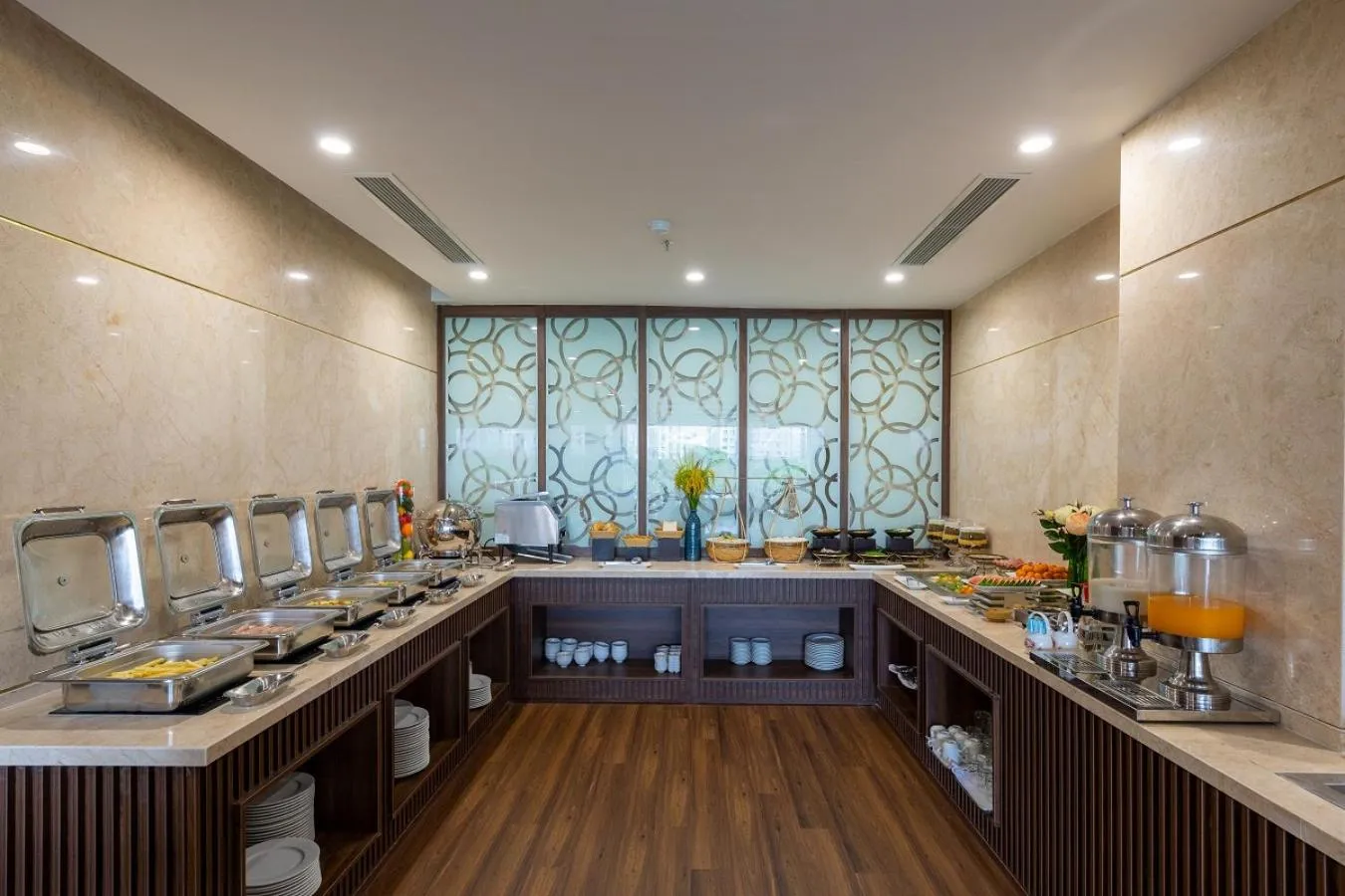 Restaurant/places to eat in KOVA Diamond Hotel Da Nang