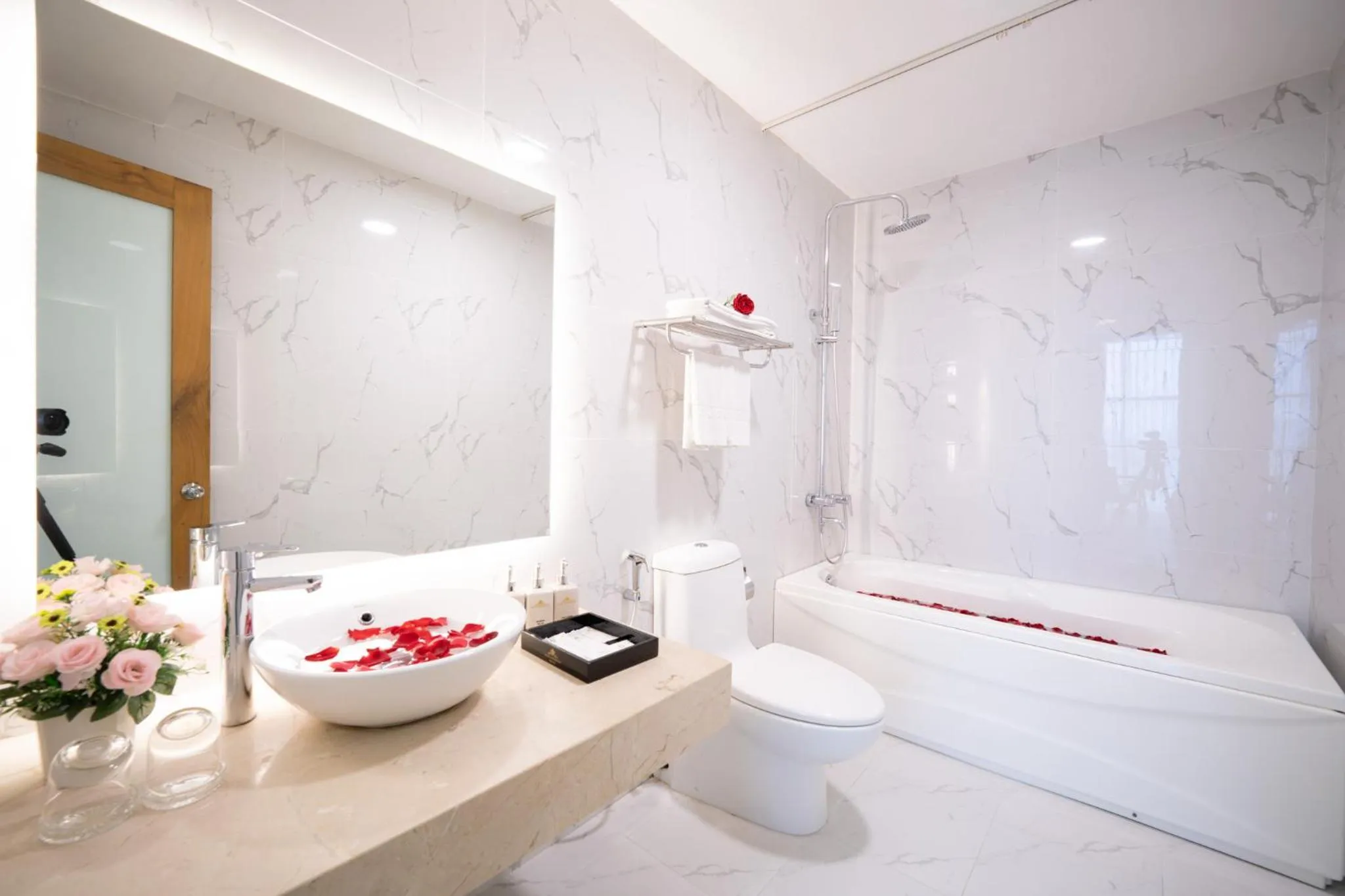 Shower in KOVA Diamond Hotel Da Nang