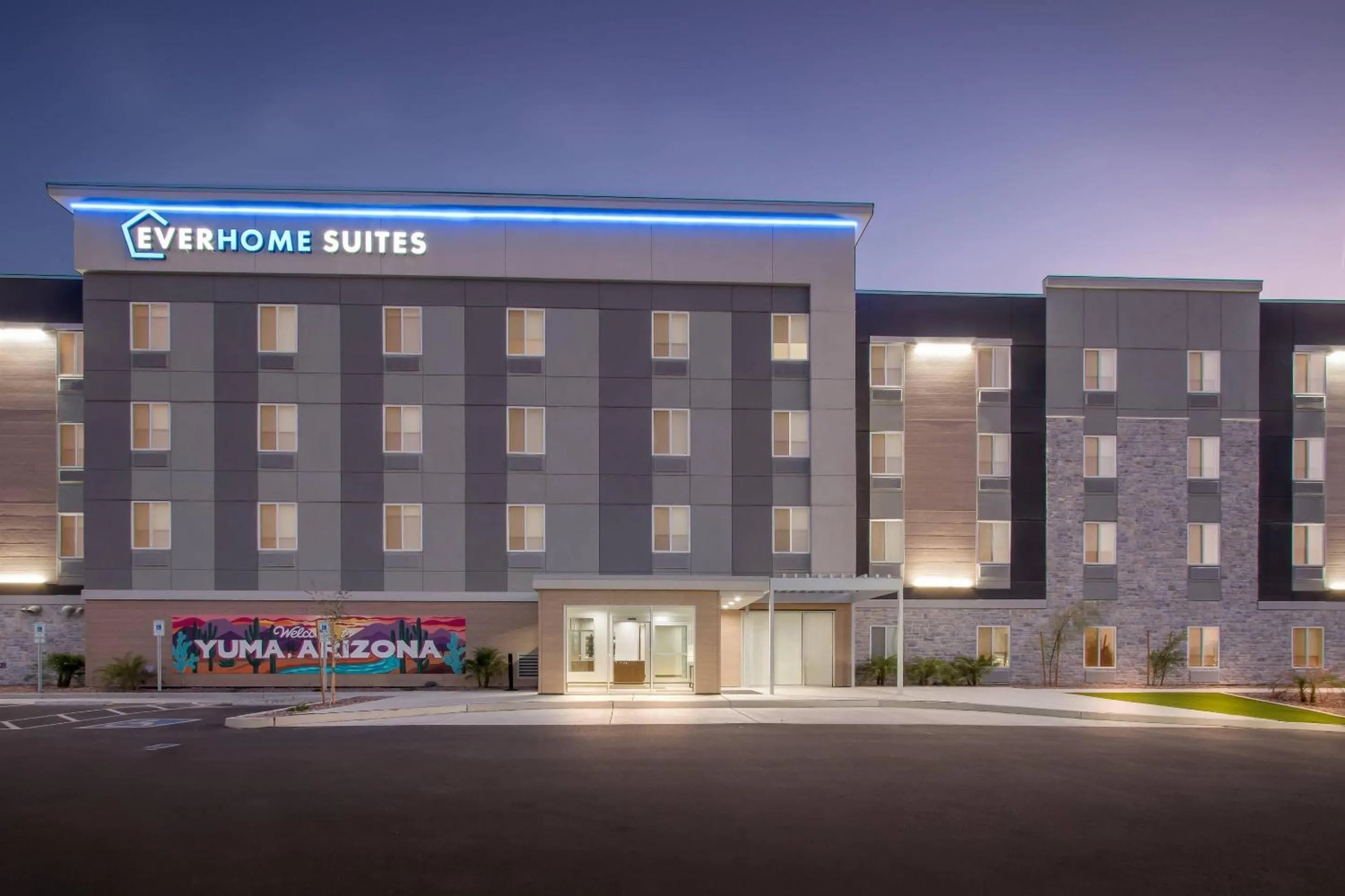 Property building in Everhome Suites Yuma East I-8