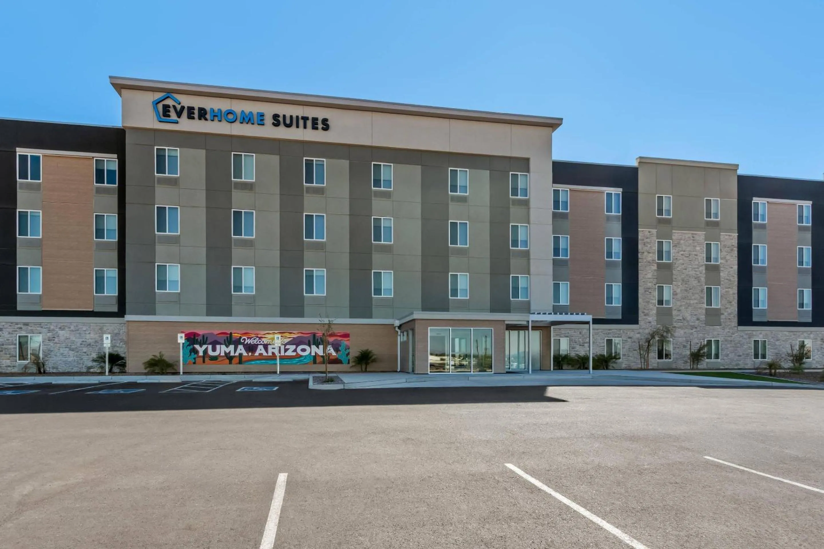 Property building in Everhome Suites Yuma East I-8