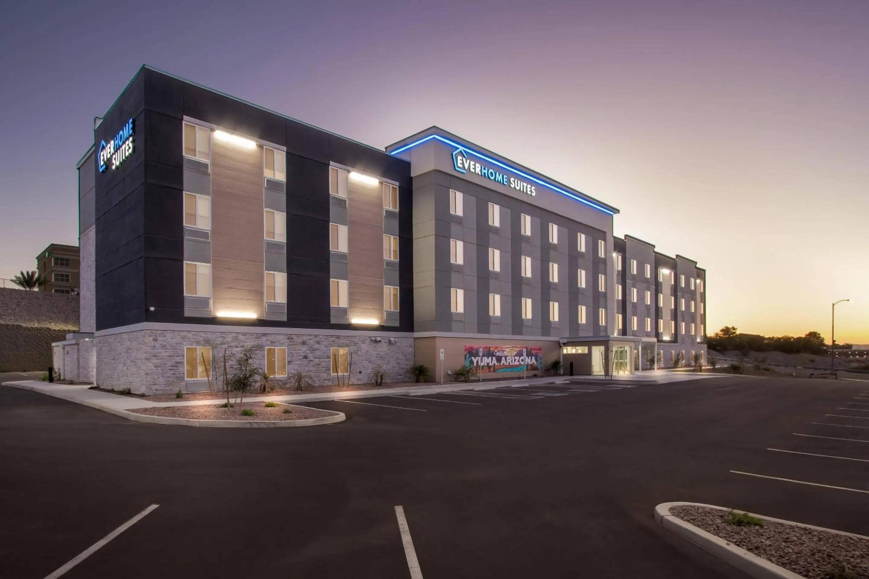 Property building in Everhome Suites Yuma East I-8