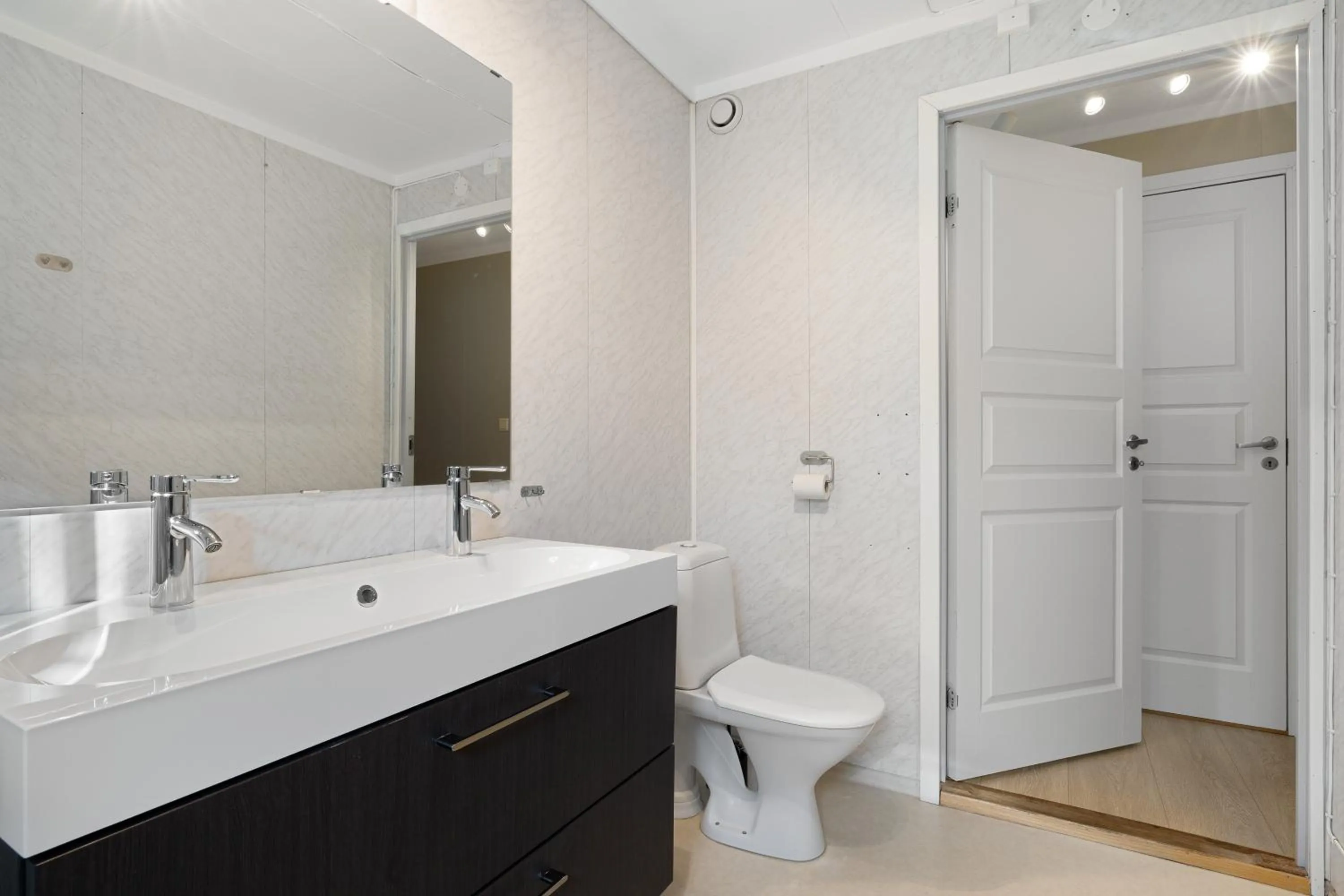 Shower in Master Apartment Hotel