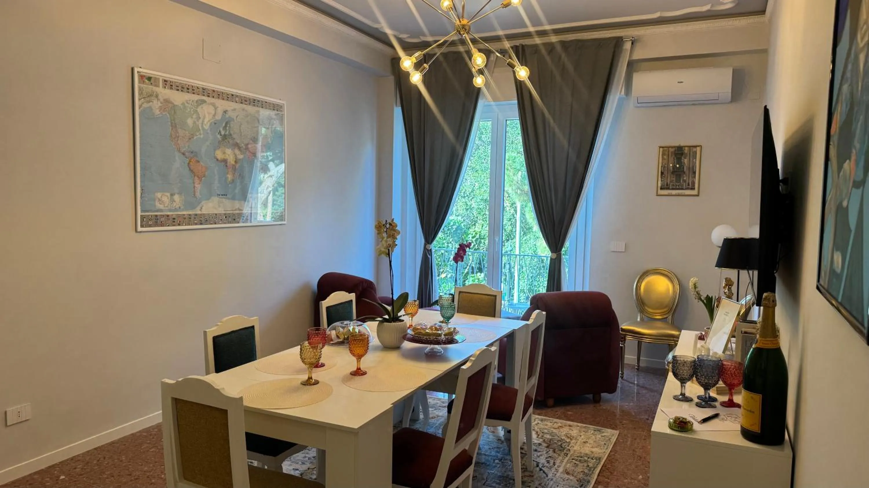 TV and multimedia in AC GOLD B&B Boutique Rooms & Suite