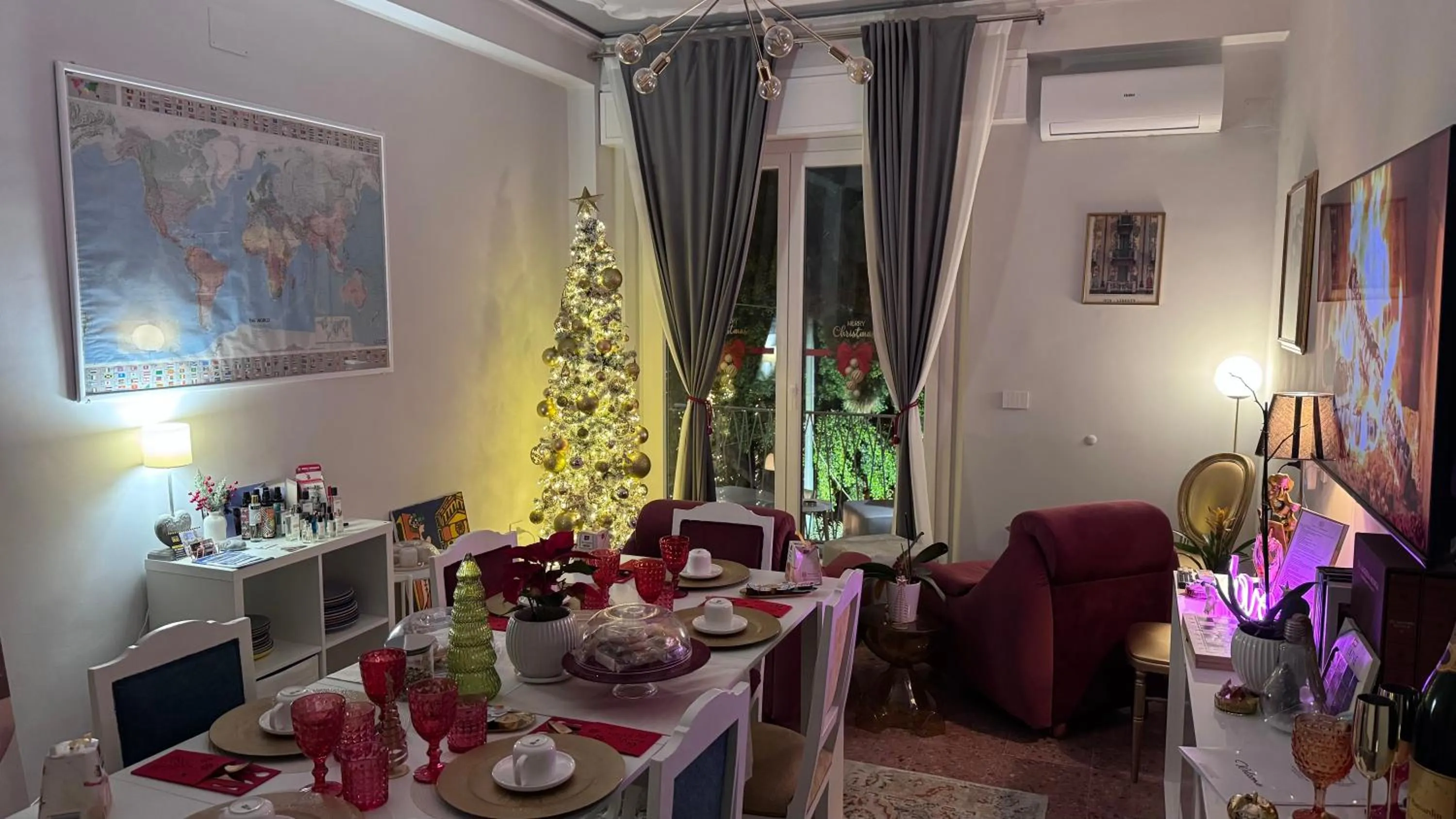 TV and multimedia in AC GOLD B&B Boutique Rooms & Suite