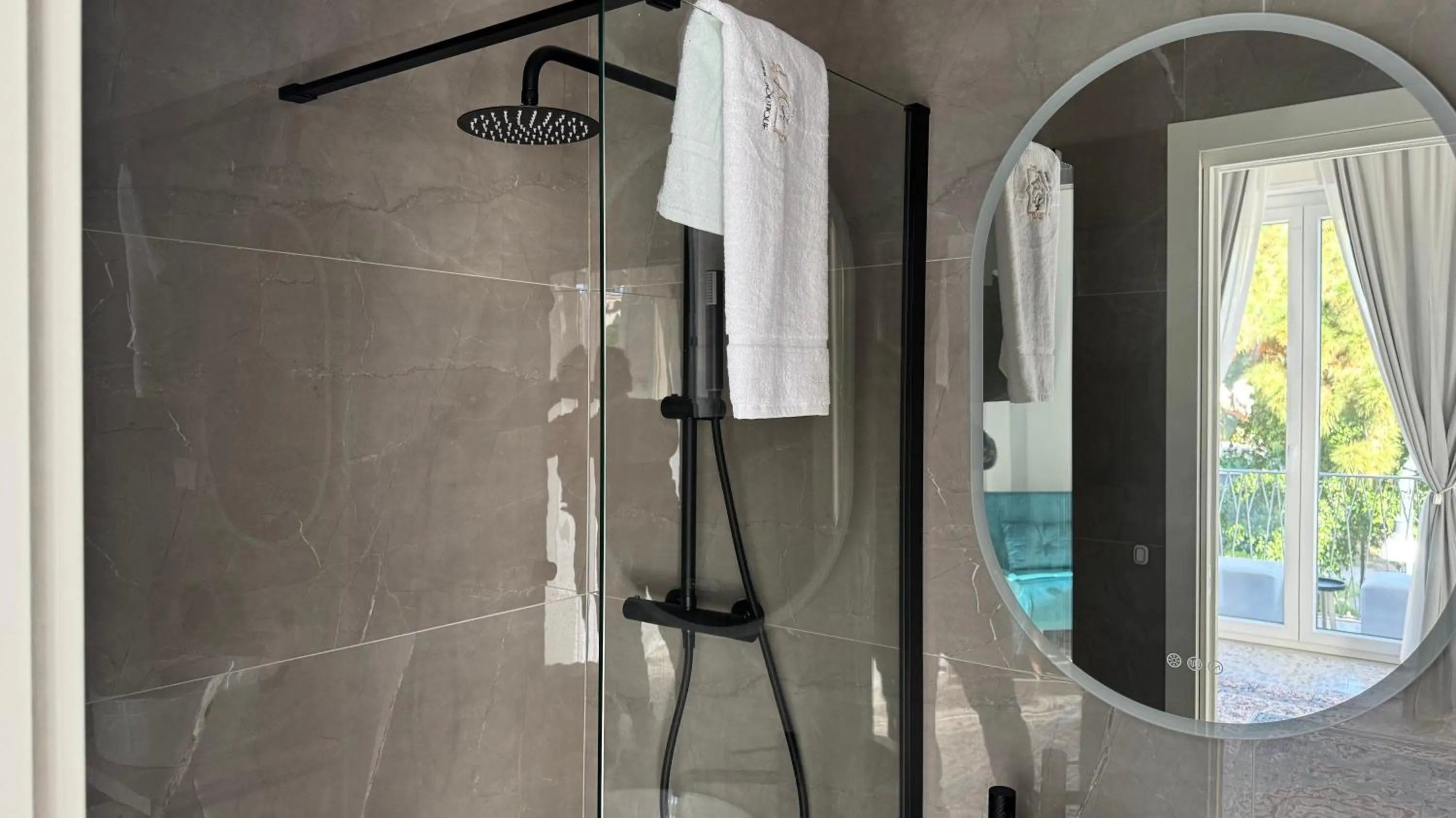 Shower in AC GOLD B&B Boutique Rooms & Suite