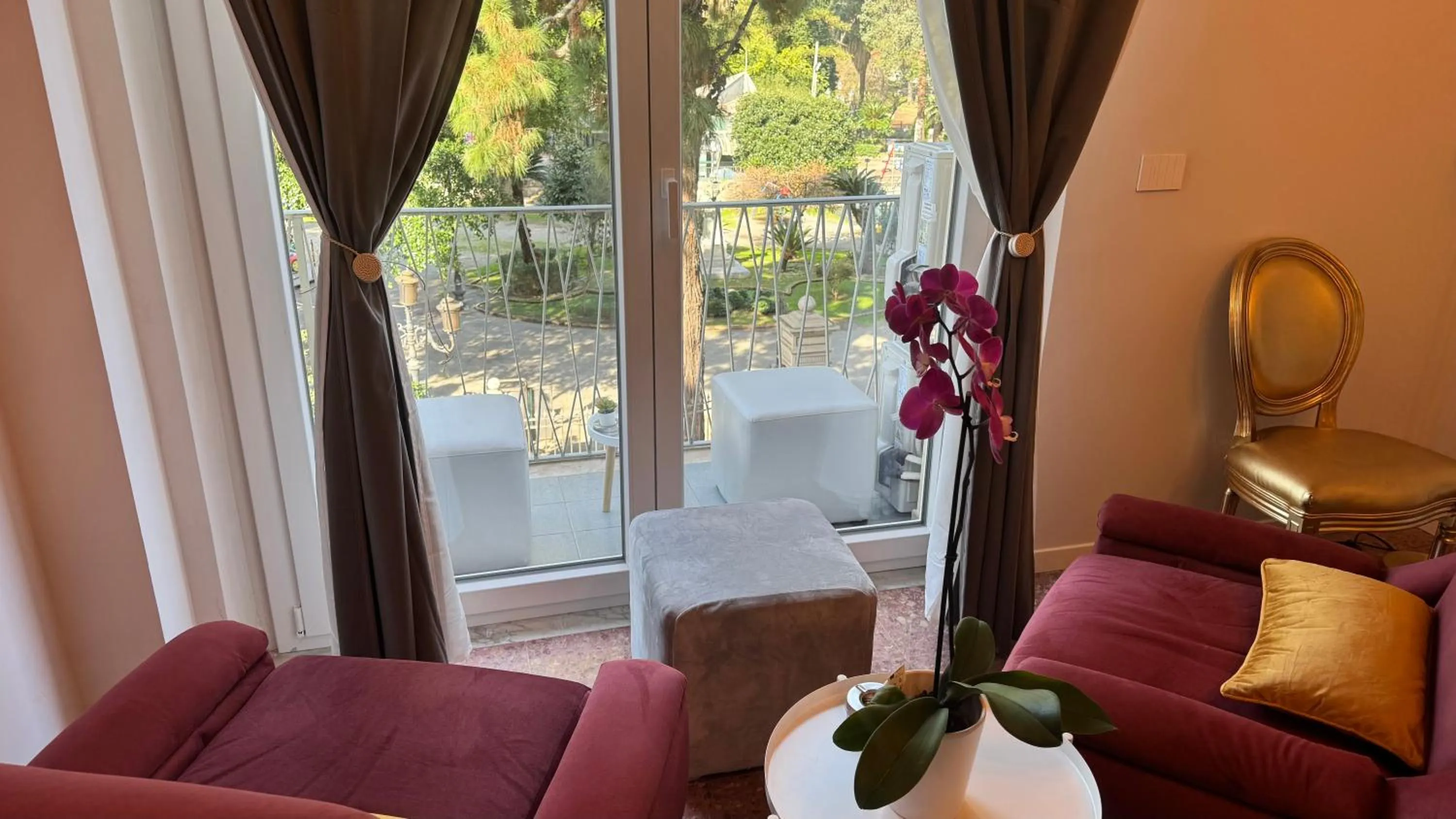 Garden in AC GOLD B&B Boutique Rooms & Suite