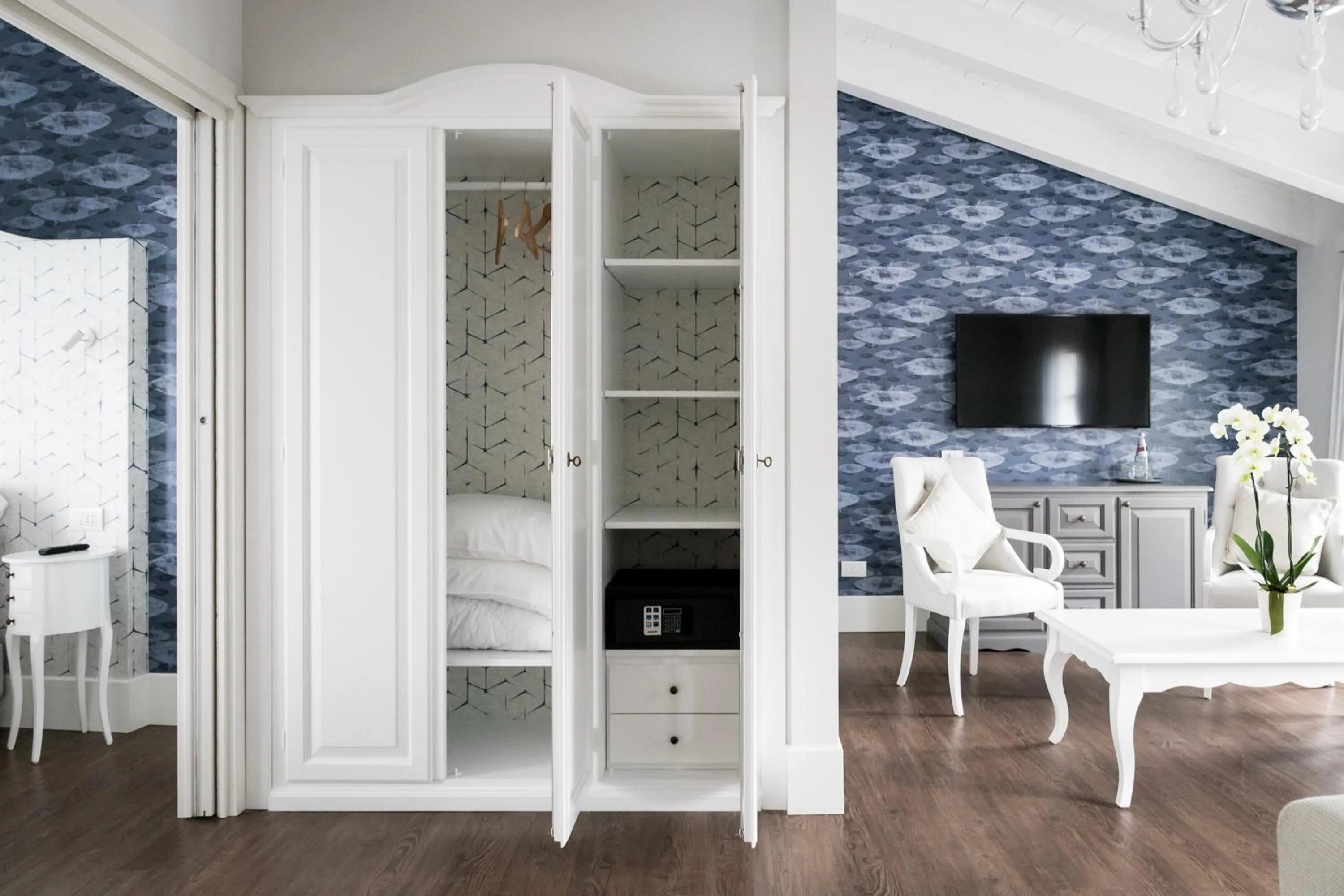 Photo of the whole room in Belvedere