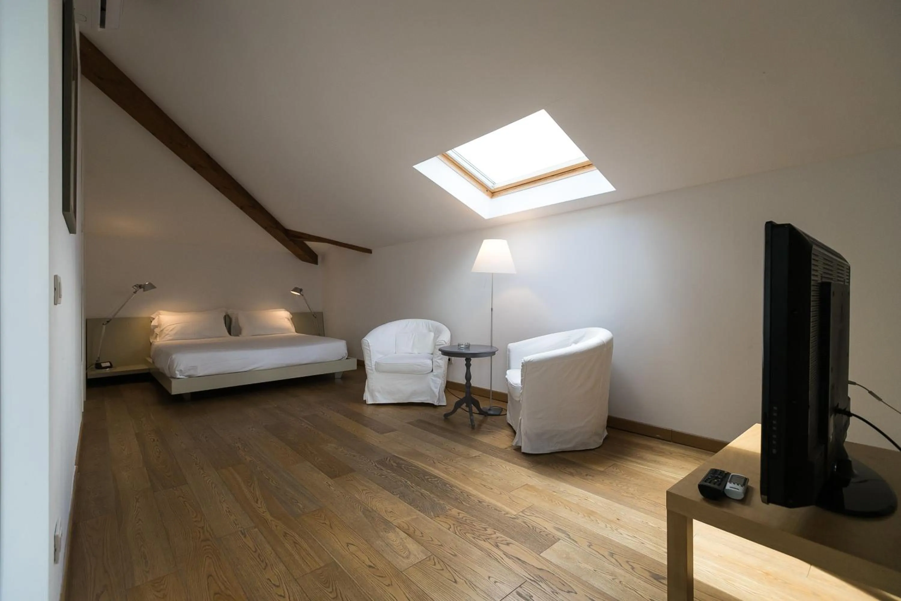 Photo of the whole room, Bed in Belvedere