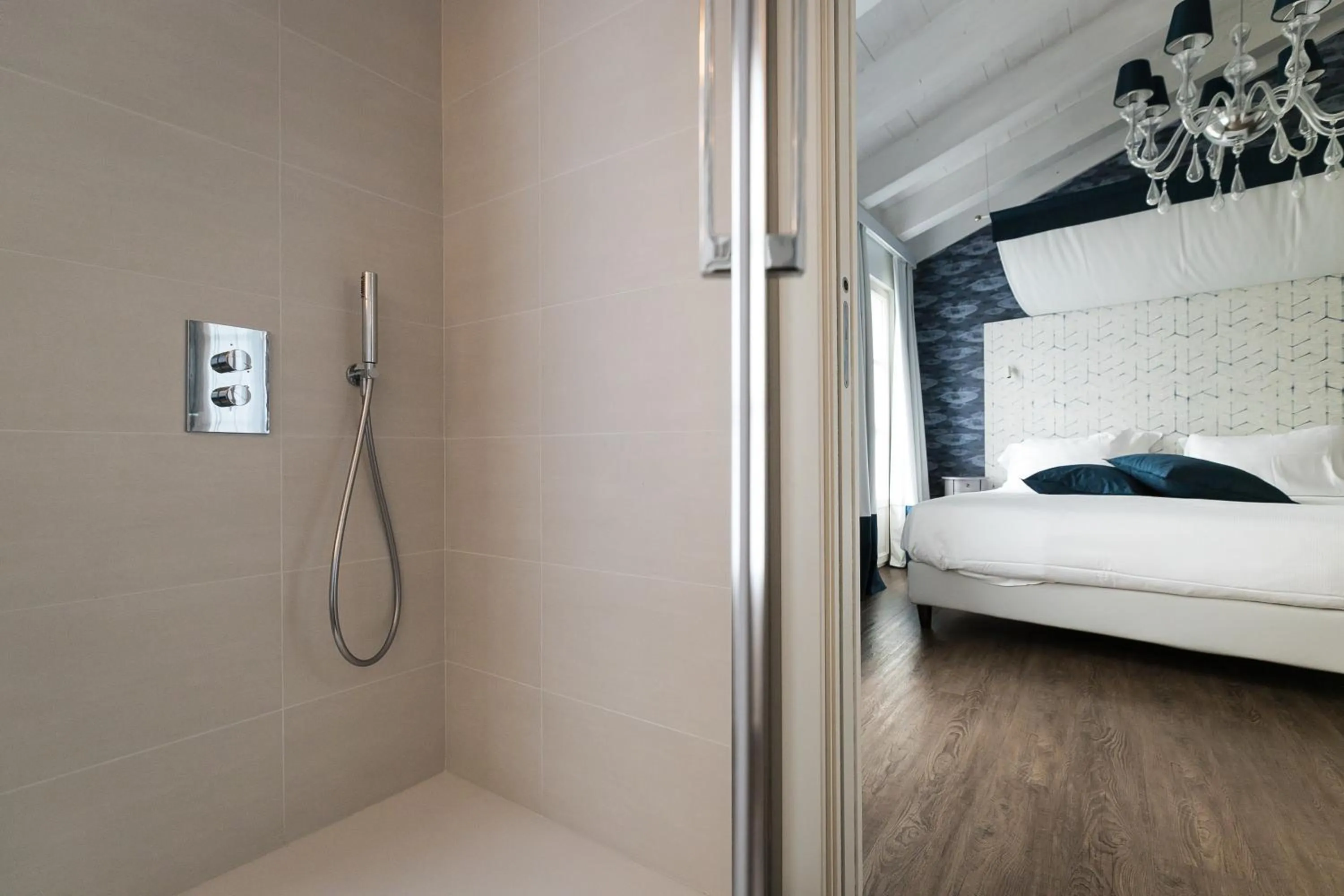 Shower, Bed in Belvedere