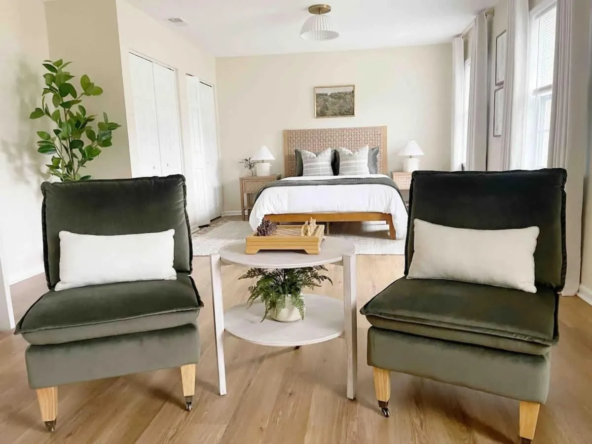 Large Home Sleeps 10 Beach & Downtown Dog Heaven