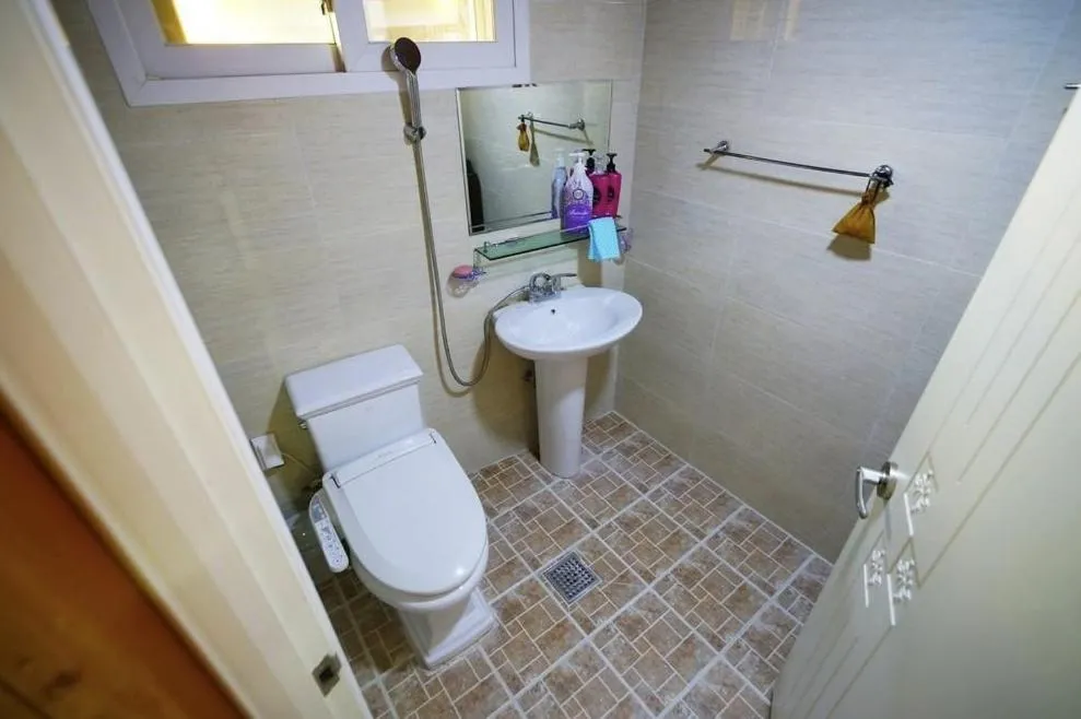 Toilet in Millennial Morning Hanok Jeonju