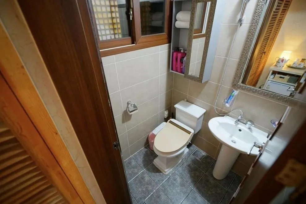 Toilet in Millennial Morning Hanok Jeonju