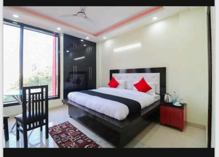 PLAY EXPO STAY ANSAL GOLF LINK 1 - couple friendly