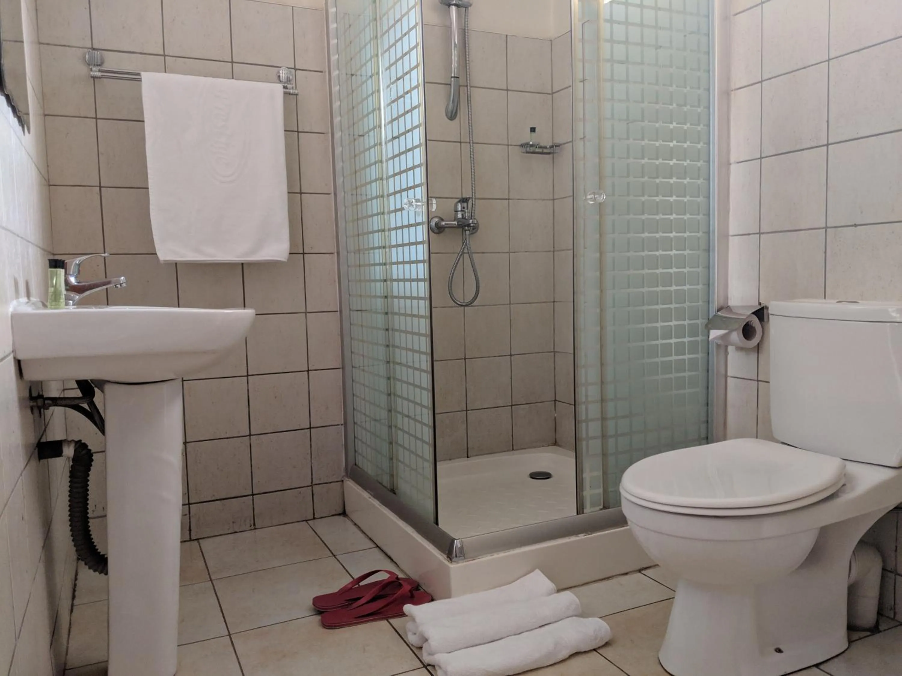 Shower in Prestige Hotel Suites