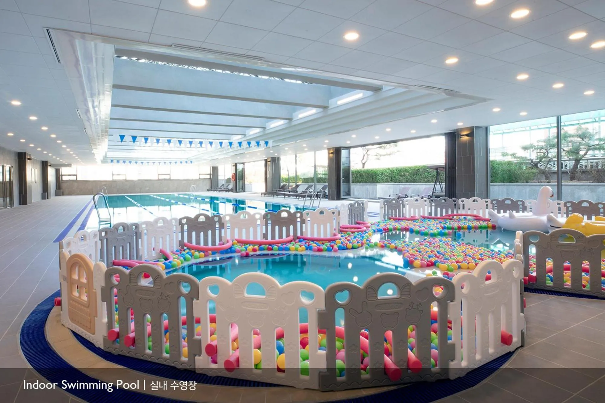 Swimming pool in Yousung Hotel