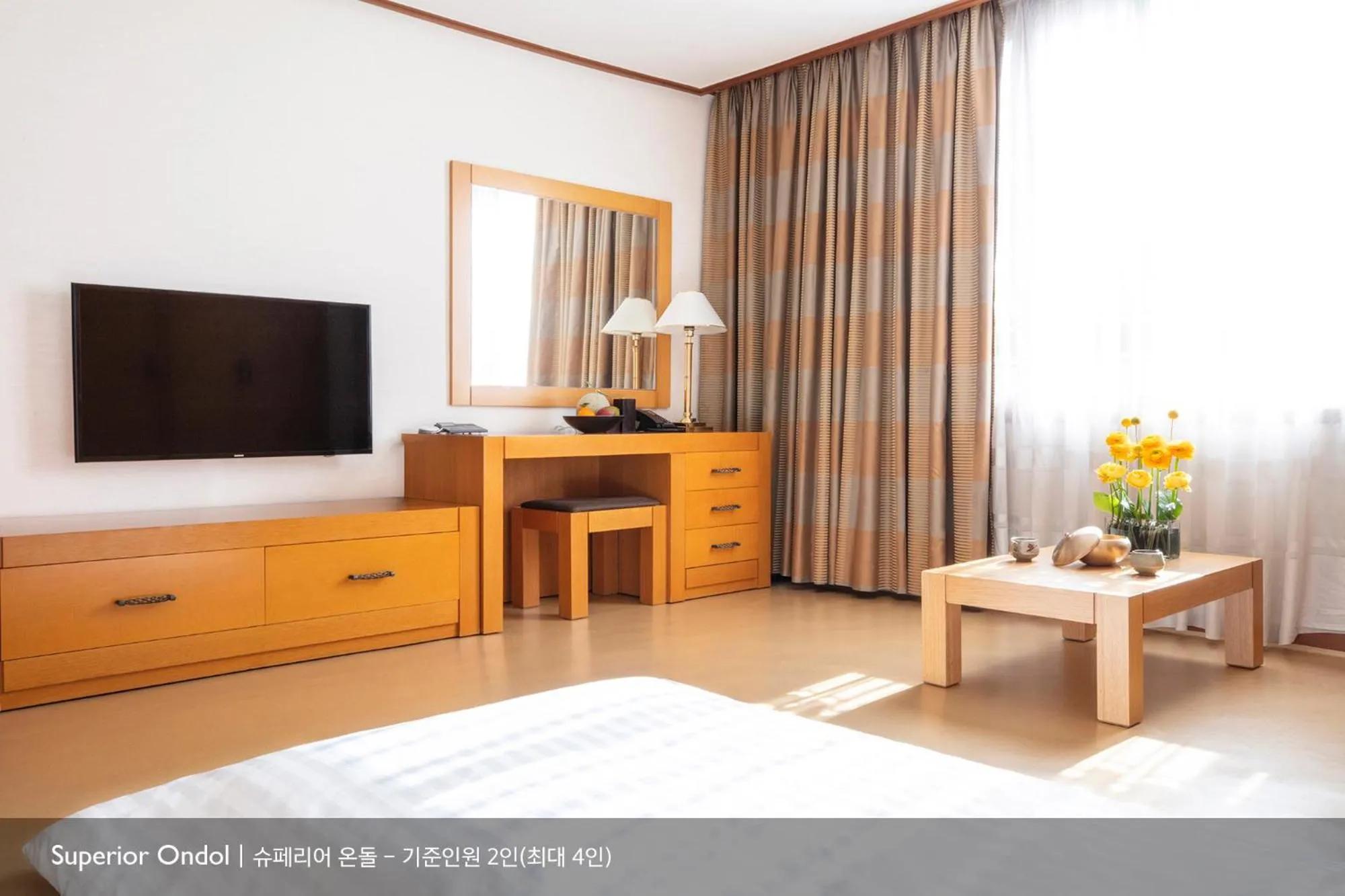 TV/Entertainment Center in Yousung Hotel