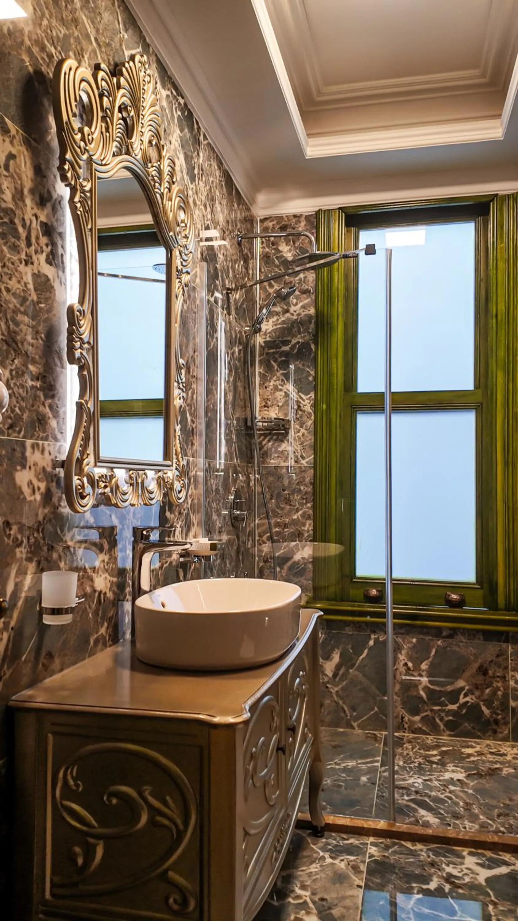 Bathroom in Emerald Mansion Hotel