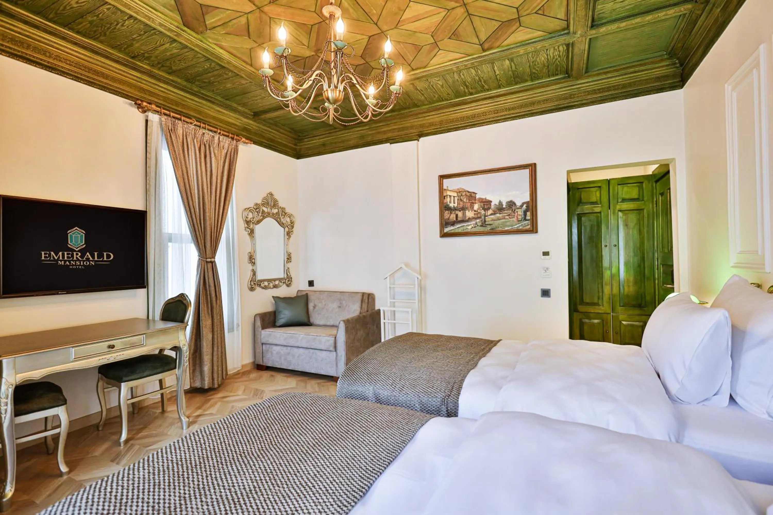 Bed in Emerald Mansion Hotel