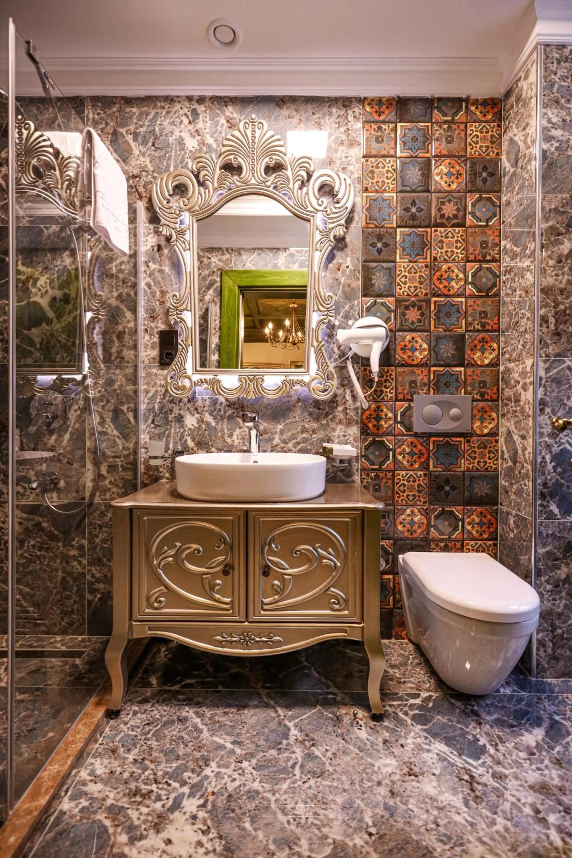 Bathroom in Emerald Mansion Hotel