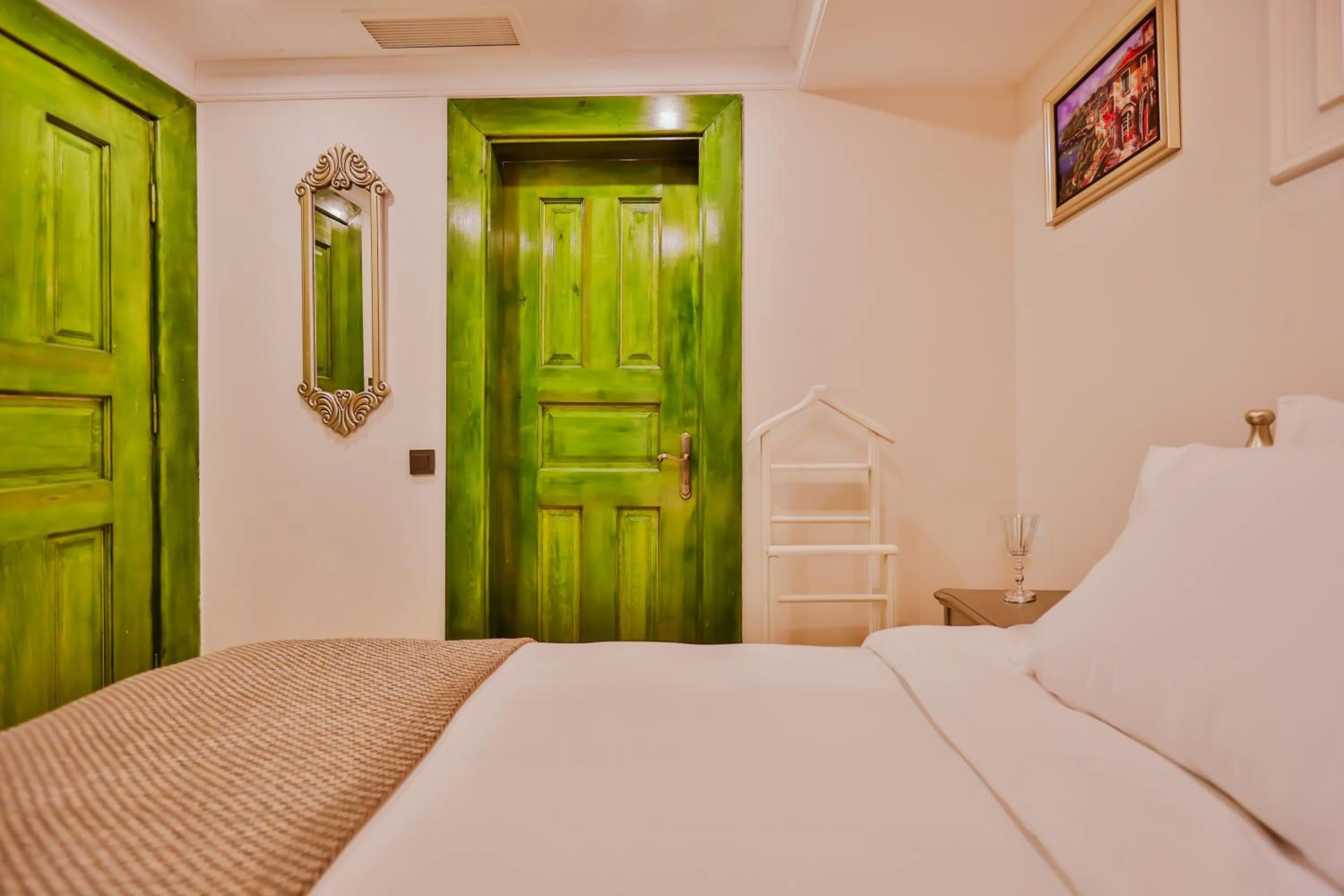 Bed in Emerald Mansion Hotel