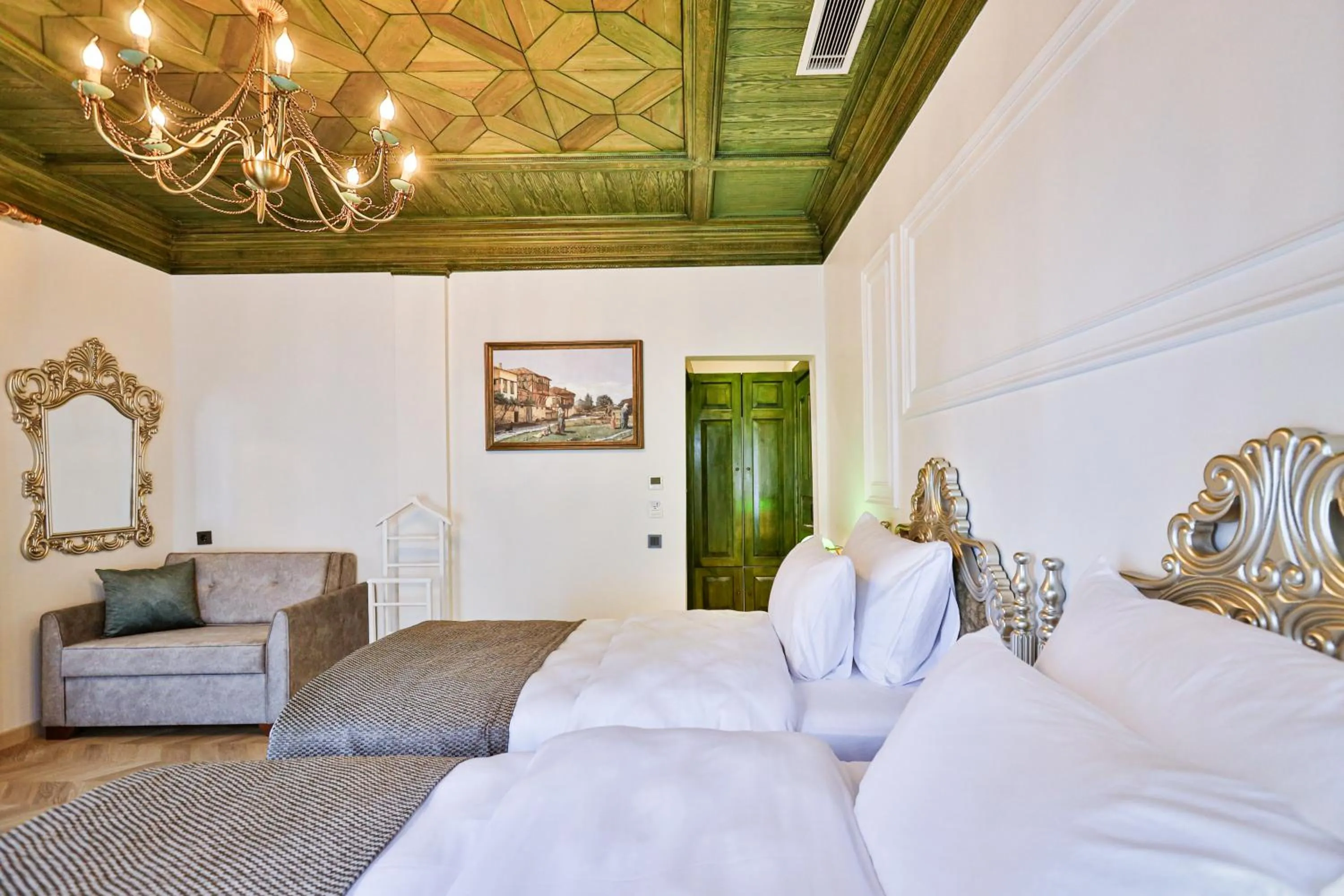 Bed in Emerald Mansion Hotel