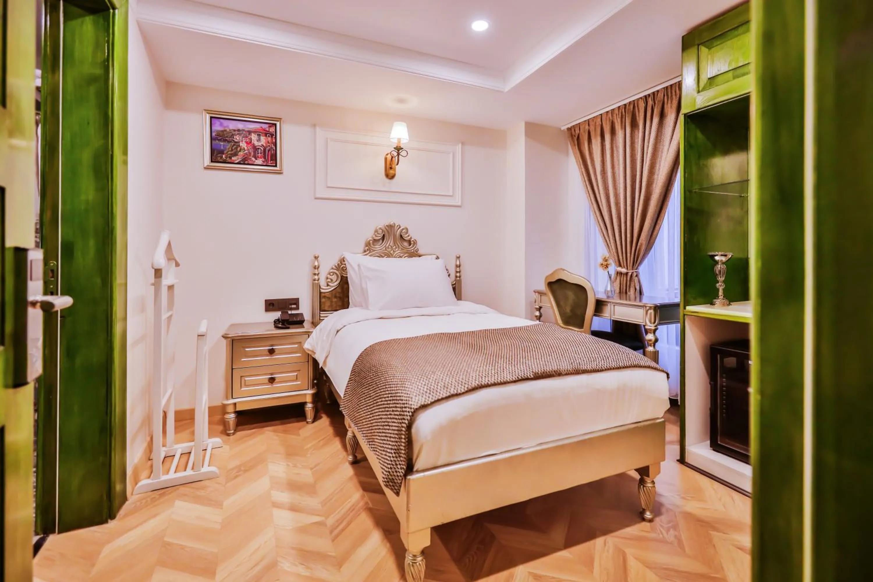 Bed in Emerald Mansion Hotel