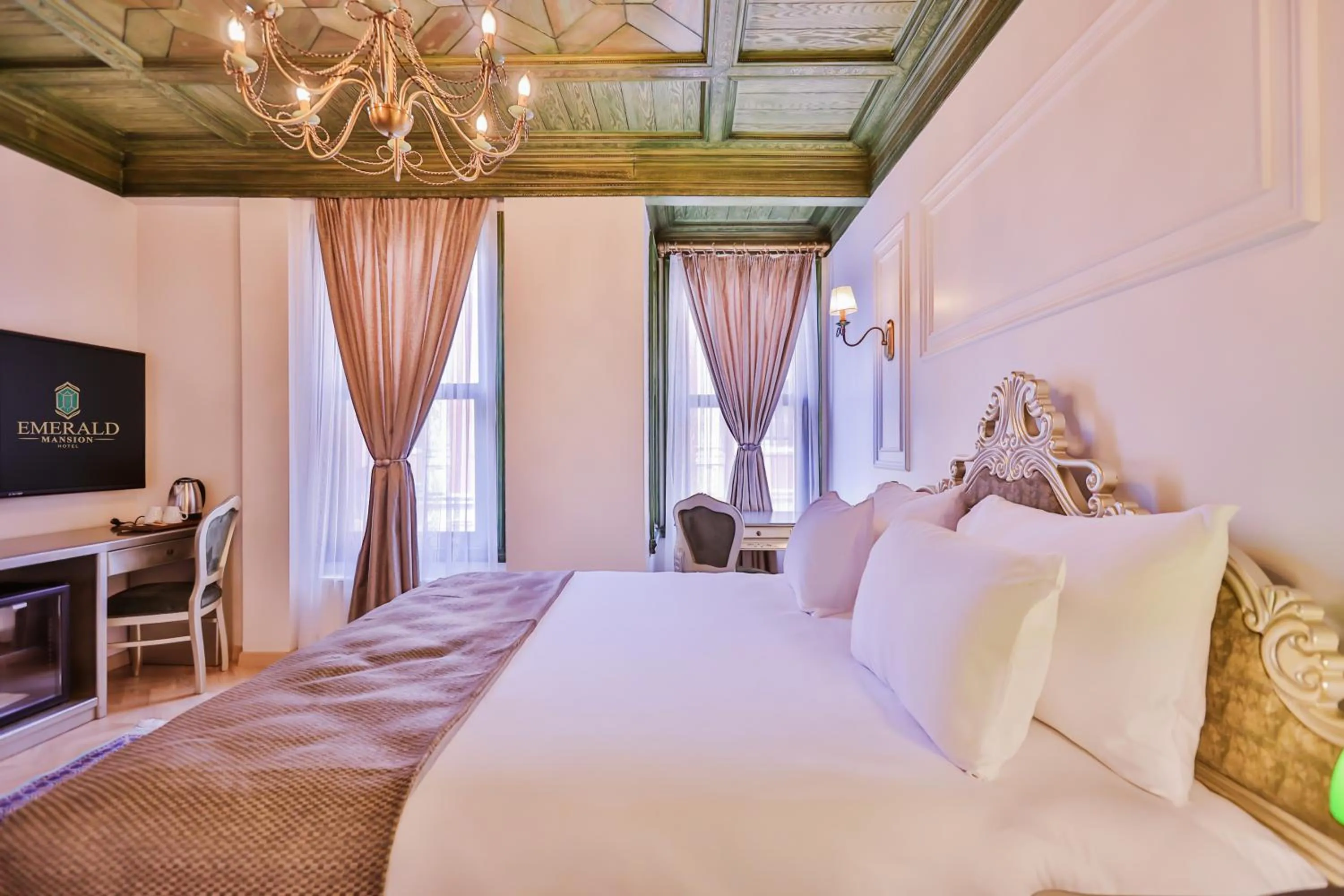Bed in Emerald Mansion Hotel