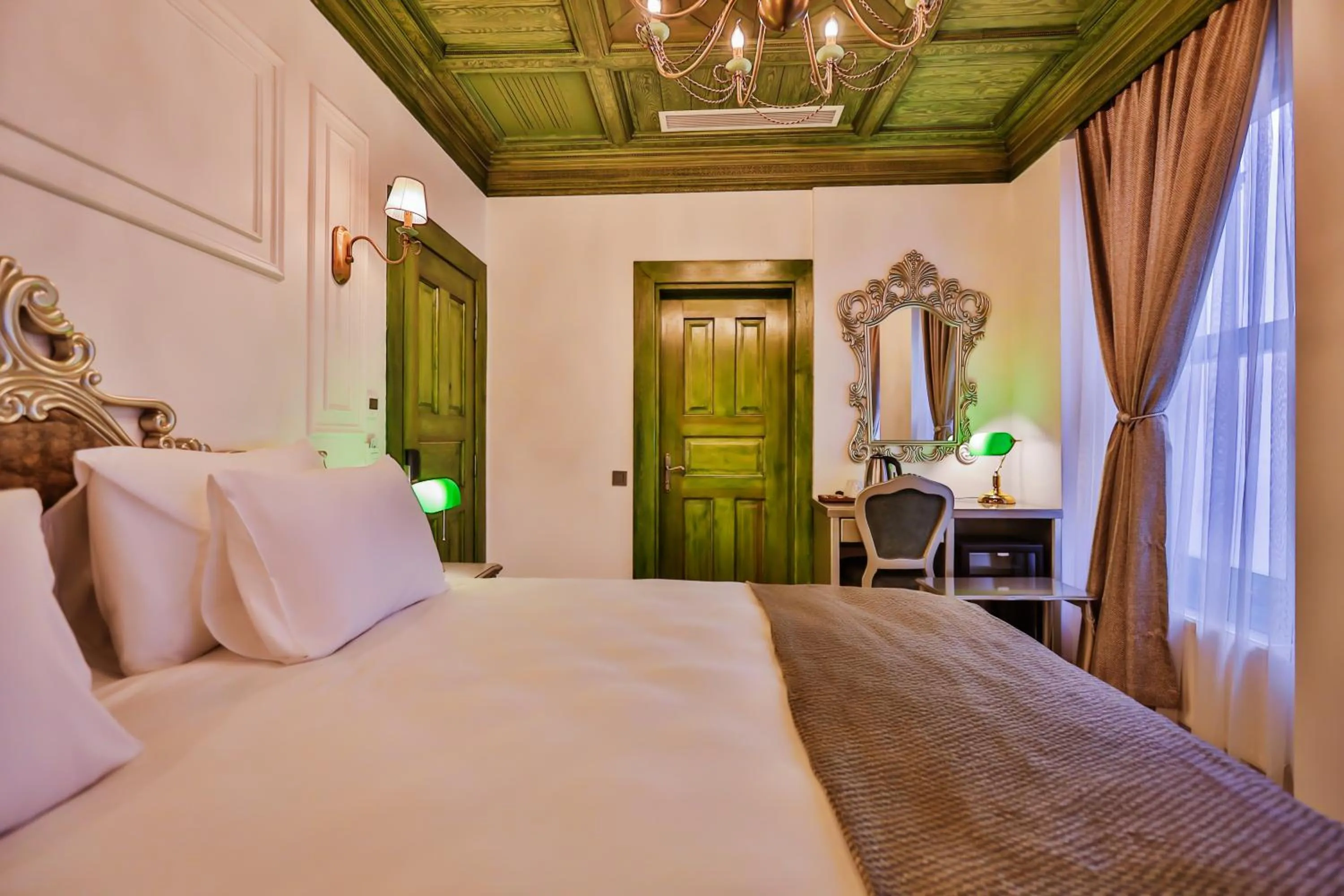 Bed in Emerald Mansion Hotel