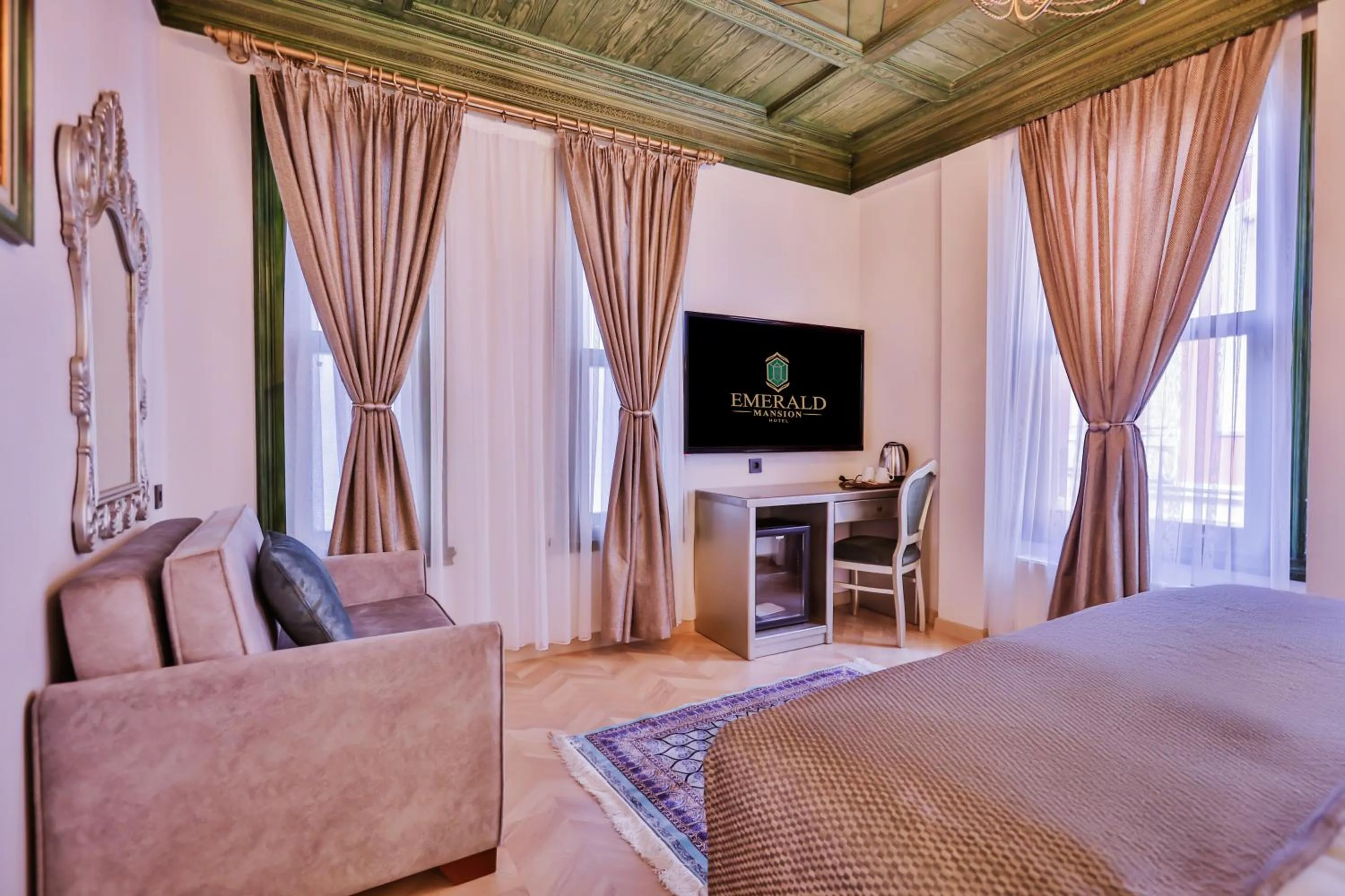 Bed in Emerald Mansion Hotel