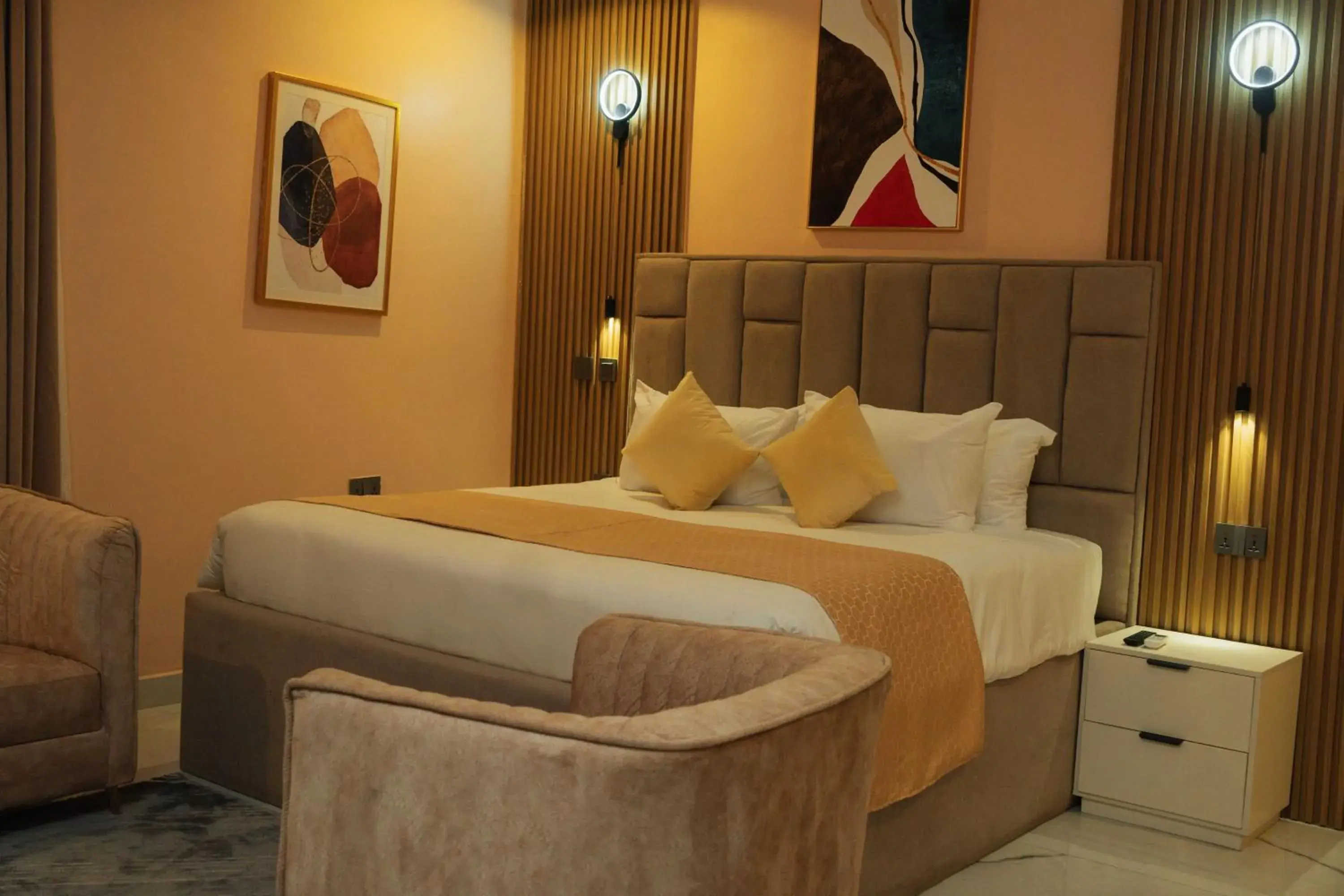 Deluxe King Room in The Manor Hotel by Luckzi Deluxe King Room in The Manor Hotel by Luckzi